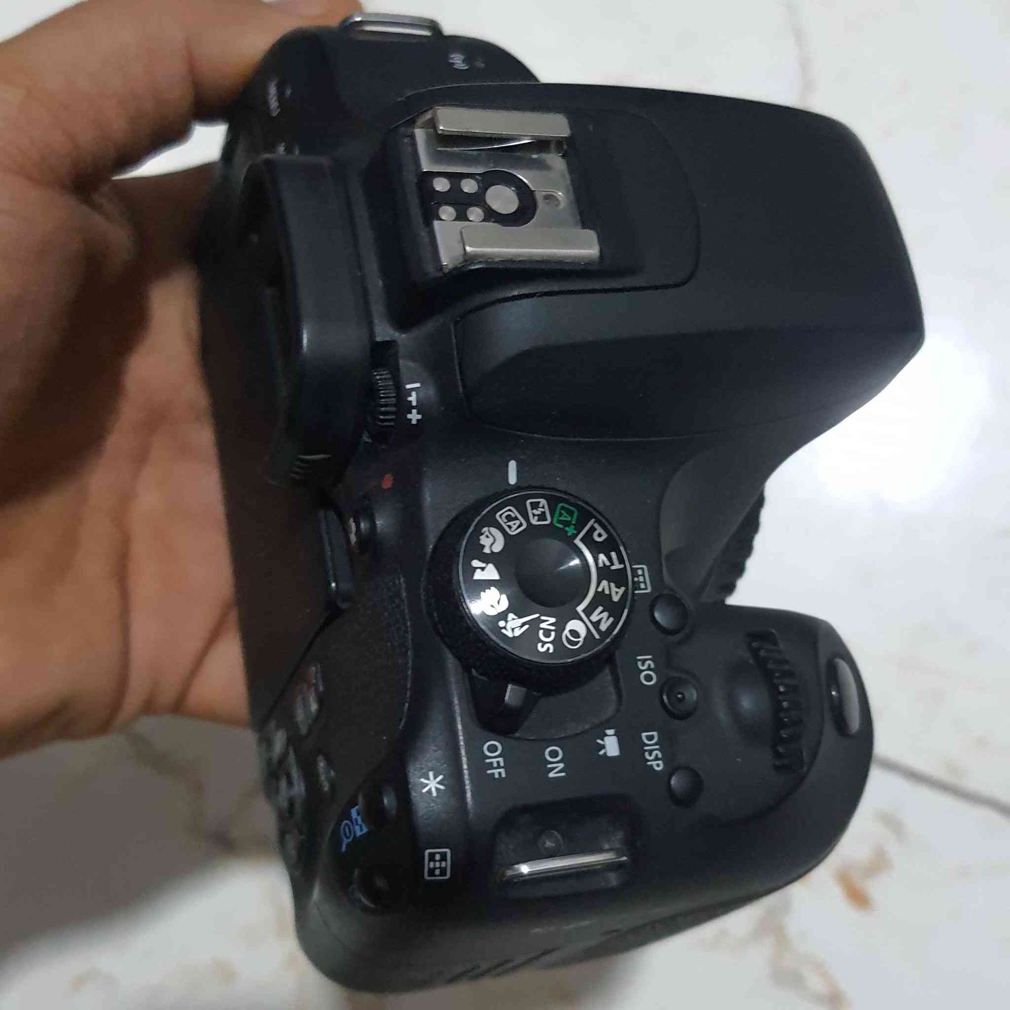 بكج احترافي كامل لصناع المحتوى (Canon 800D) - للبيع أو المراوس بـ R10
​المواصفات:
​كاميرا كانون 800D نظيفة جداً (شاشة لمس، فوكس سينمائي Dual Pixel).
​عدسة 18-135mm الشاملة (تصلح لكل أنواع التصوير).
​مايك بويا وايرلس BOYA BY-WM8 PRO (صوت صافي جداً للفيديو).
​بطاريتين وشواحن أصلية + رام 32GB سريع.
فلاتر CPL + UV متغير رنك 58 ملم
​الحالة: العدة بحالة الوكالة، ما ماشية شتر هواي، ومثالية جداً للي يريد يبدأ يوتيوب أو تصوير إعلانات.
السعر : 1.150.000 
المراوس: متاح المراوس فقط مع Canon R10


**إذا كنت صاحب هذا الإعلان وتريد حذفه لأي سبب، رجاءا أرسل رسالة إلى الدعم الفني**