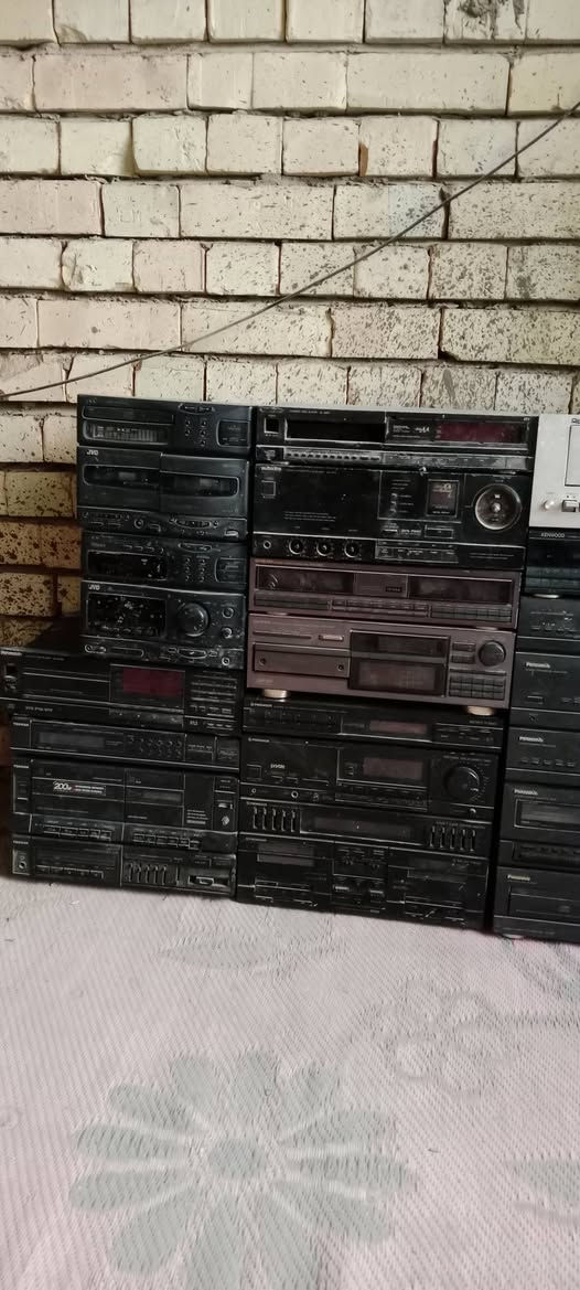 مجموعه سماعات واجهزه قديمه مع عدد من اجهزه الراديو والمسجل القديم واجهزه اخرى للبيع بسعر مناسب..ملاحظه اغلب الاجهزه شغاله لكن ابيع بحساب عاطل الي تفيده يتفظل مكاني بغداد ***********
