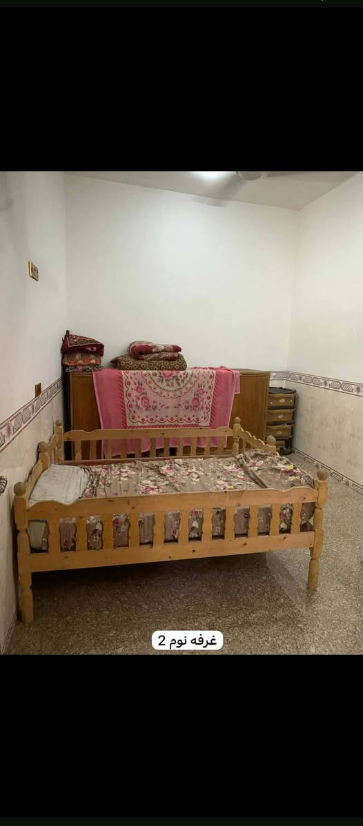 السلام عليكم بيت للبيع مساحته 200 متر طابو زراعي سند 25 طابقين الطابق الاول غرفتين  نوم وهول وصاله ومطبخ وصحيات والطابق الثاني غرفتين نوم وهول وصحيات وطارمه العنوان خلف مدينة حمورابي السياحيه تفاصيل اكثر مكتب حكيم عبدالله للعقار والمقاولات *********** بي واتساب أو خاص موجود
