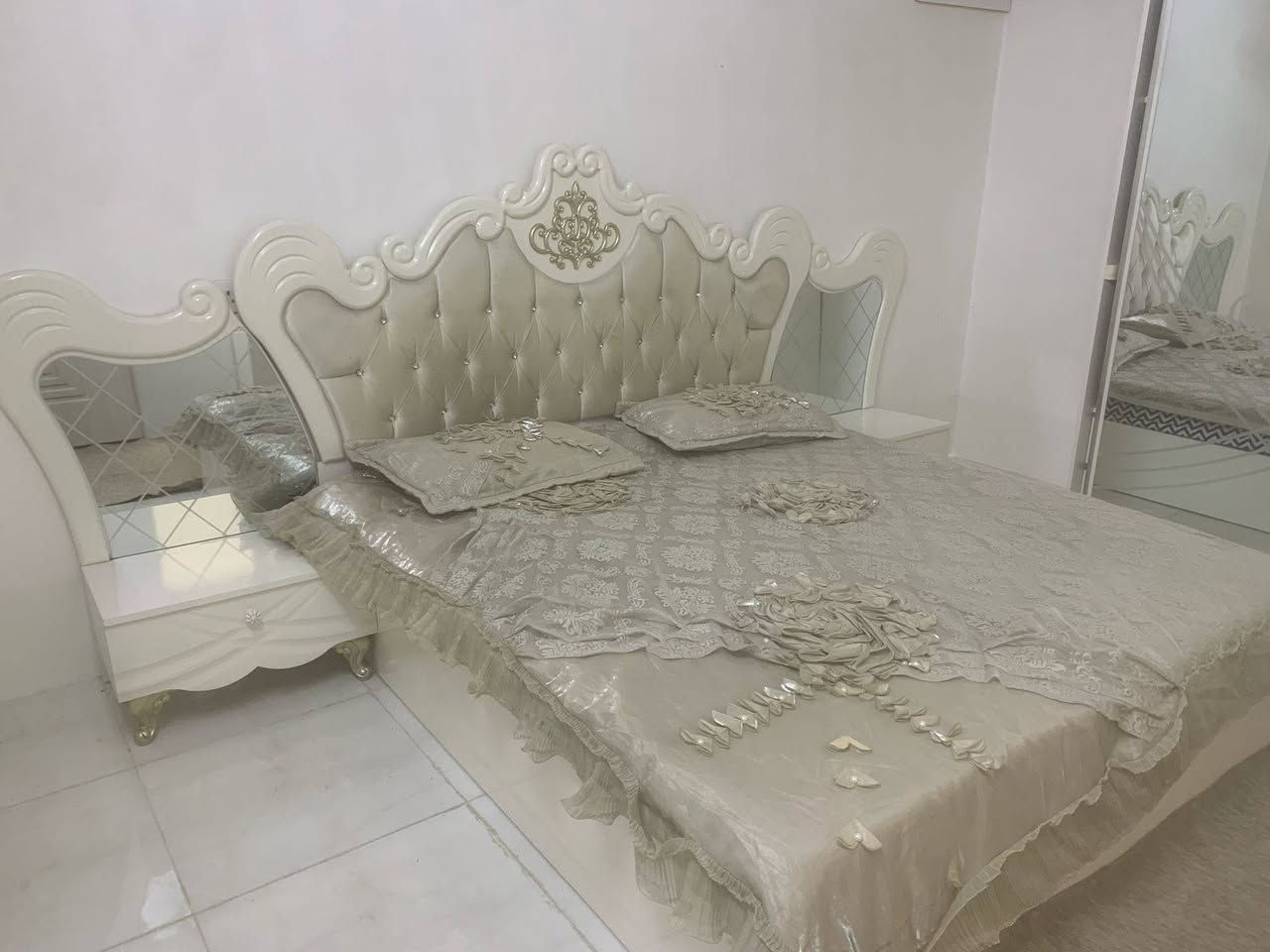 شقة مؤثثه #للايجار 
عنوان/ خمسه حساروك عل شارع ١٢٠ 
غرفة و صالة 
طابق الاول 
واتس اب ***********
