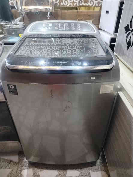 توجد اغراض شقه للبيع مكان بغداد حي الجهاد للاستفسار *********** مستعجل ع بيعتهن عندي شيله
