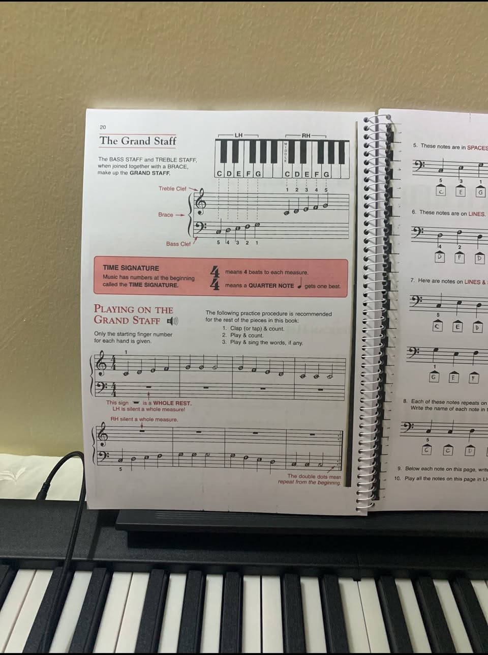 بيانو bx-20 قابل للطي نظيف جداً للبيع مع جميع الملحقات ياتي مع حقيبه و بيدال و مكان لوضع الورق مث ما موضح بالصورة مع كتاب تعليمي كامل. شركة البيانو معروفة عالمياً تقدر تبحث عن اسم البيانو في اليوتيوب و تشوف هواي اجانب مسوين ريفيو اله و عن كل مواصفاته و شرح للاستخدام. السعر 175 الف دينار و بي مجال مكاني الموصل للتواصل واتساب
***********
