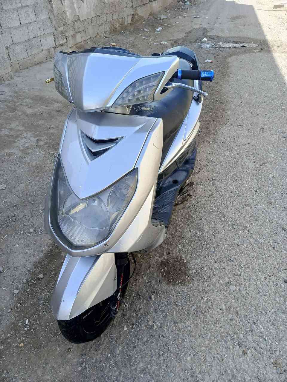 سلام عليكم دراجه سكنس فحل كابريتر دراجه اي نقص مابيه من عده تريشه وحده الدراجه مجفته تجفيت جديد وبلادي كلشي شغال بيها شوفت عينك الدراجه بيها شلعه ومعدل كلش حلو مكاني بغداد جسر ديالى القديم سعرها 600 وبيها مجال حك الجيه 
***********
