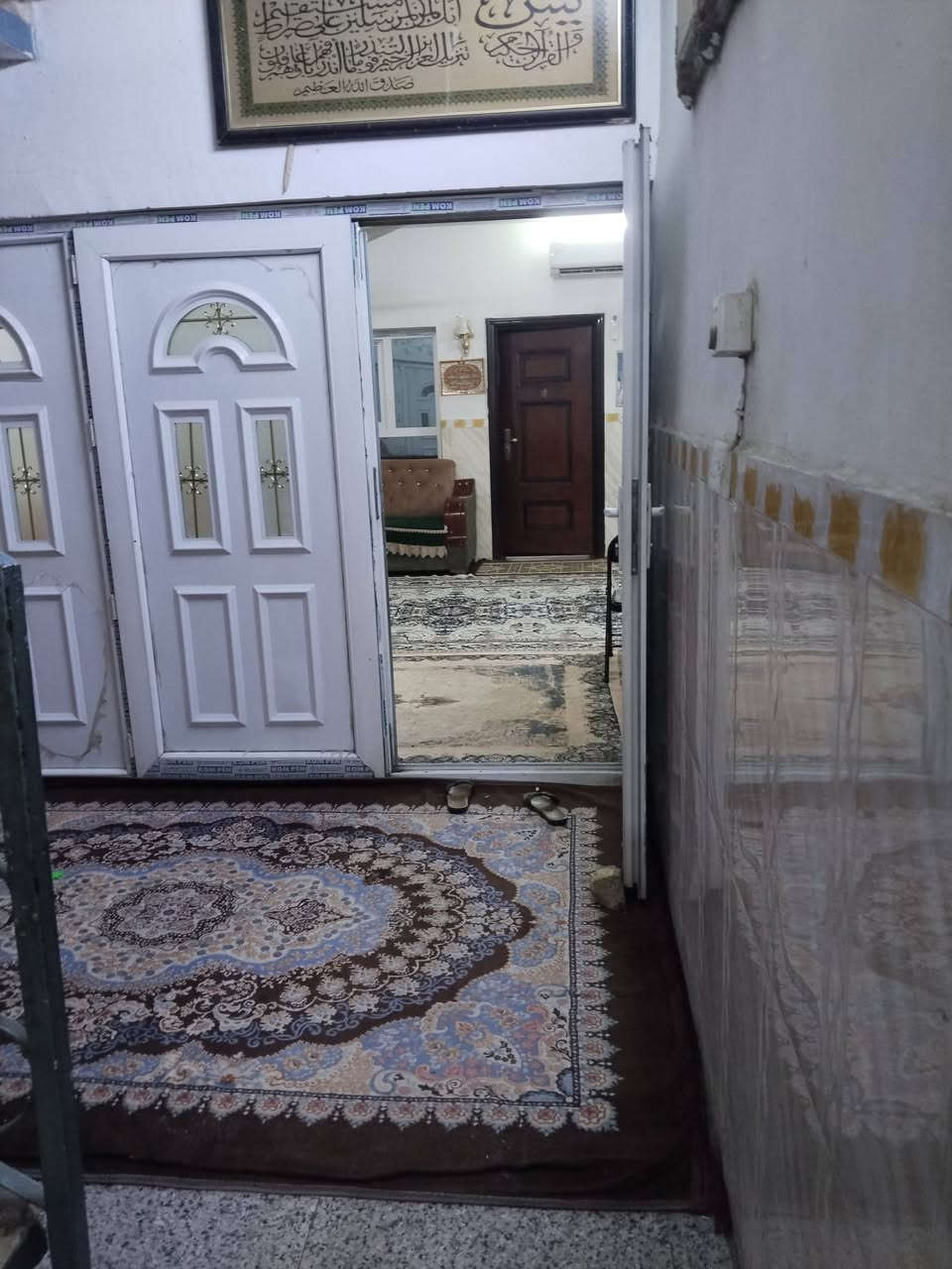 السلام عليكم 
بيت مساحته 150
طابق الارضي 
غراف اثنين كلدور اثنين كبير وصغير  ومطبخ وصاله وصحيات اثنين 
طابق ثاني 
3غراف فوك 
موقع حله حي الشاوي قريب على خدمي 
سند 25زراعي 
السعر 150قفل 
رقم الهاتف ***********
