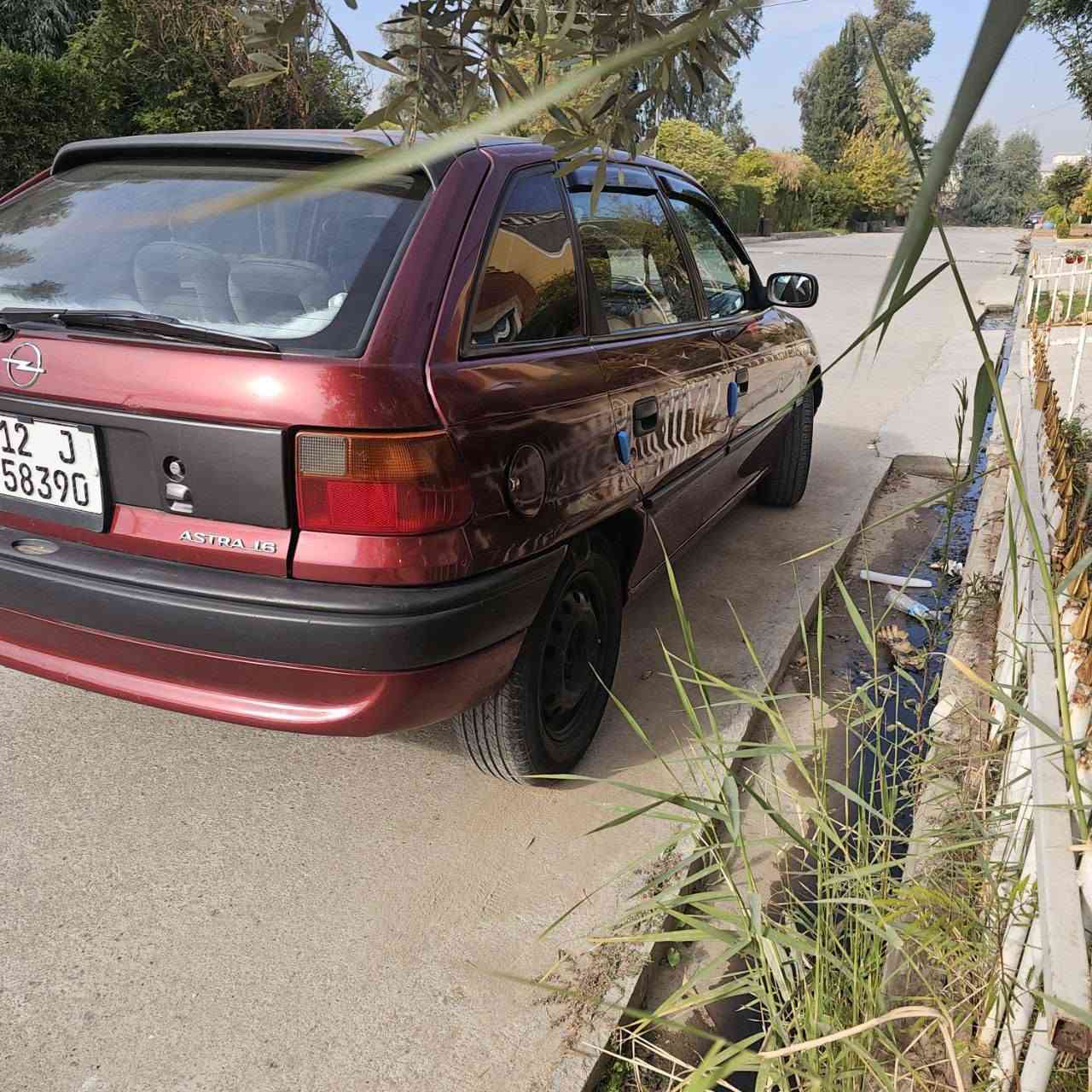 السلام عليكم... 
للبيع استرا 92 نضيفه مال بيت صدرها جديد بيها صبغ جملات الورا والدوسات... 
داخلها بلادي..
السياره رقمها جديد بسمي الى 2030 
وهذا المشي مالها حقيقي مثل ما موضح بل صوره بيها صرف قليل.. 
***********

