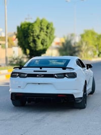 للبيع كمارو 6.2 ss redline موديل 2023  ماشية 49 كيلو  كفالة گير و مكين...