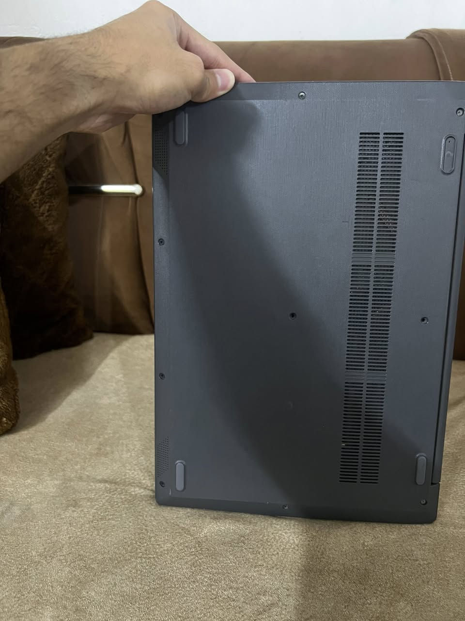 لابتوب لينوفو (Lenovo) مميز ونظيف جداً للبيع 💻
جهاز خفيف، نحيف، وممتاز جداً للدراسة، التصفح، الأعمال المكتبية، ومتابعة المحاضرات والأفلام.
✨ المواصفات الكاملة للجهاز:
 الماركة: Lenovo
 المعالج: Intel Celeron N4020
 الرام: 4 جيجابايت (RAM 4GB)
 الهارد: سريّع جداً SSD بحجم 256 جيجابايت (يخلي الجهاز يشتغل ويفتح البرامج بلمحة عين)
 كرت الشاشة: Intel UHD Graphics 600
 النظام: ويندوز 11 برو (Windows 11 Pro) الأصلي مستقر وسلس.
 المنافذ: يحتوي على منافذ USB متعددة، منفذ HDMI لربطه بالشاشات، منفذ للسماعات، وقارئ كارت الذاكرة.
📌 حالة الجهاز: نظيف جداً وشغال 100% وبدون أي مشاكل (مثل ما موضح بالصور).
💰 السعر: 300 ألف دينار عراقي فقط!(و بي مجال)
🚚 التوصيل: متوفر خدمة توصيل لكافة المحافظات.
📞 للاستفسار أو الشراء، يرجى المراسلة على الخاص أو الاتصال على الرقم: [***********]
