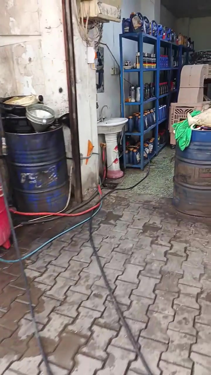 سلام عليكم محطة غسل وتبديل دهن البيع لعدم التفرغ جاهزة من كل شيء بيها 10رفوف اربع كامرات +بلازما تاتكي ابو 1000لتر ضاغطة ايطالي كهرباء جديدة 200بار وبانزين هم ايطالي وبطل رغوة وكمبريسر ابو 250لتر ثلاجة وميز وثلاث كراسي وهيتر طبخ كهرباء ودهن دراجات وفلاتر وعدة كاملة الموقع :مدينة الصدر تقاطع السفارة قطاع 21 الشراي يتصل ما جاوب خاص -***********
