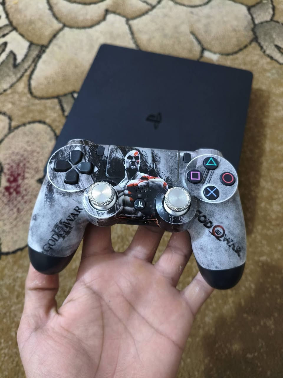 السلام عليكم للبيع بلي ستيشن 4 سلم مهكر واحد تيرا  مع كامل ملحقاته نظافة 99% مع دبل جويستك و يو بي اس مع العاب باتل فيلد1 وباتل فيلدV وبلاك اوبس6  FC 26 وBES26 من الاخير فووول مكاني فلوجة السعر 250 وبي مجال للشراي للتواصل خاص او على الرقم واتساب فقط ***********
