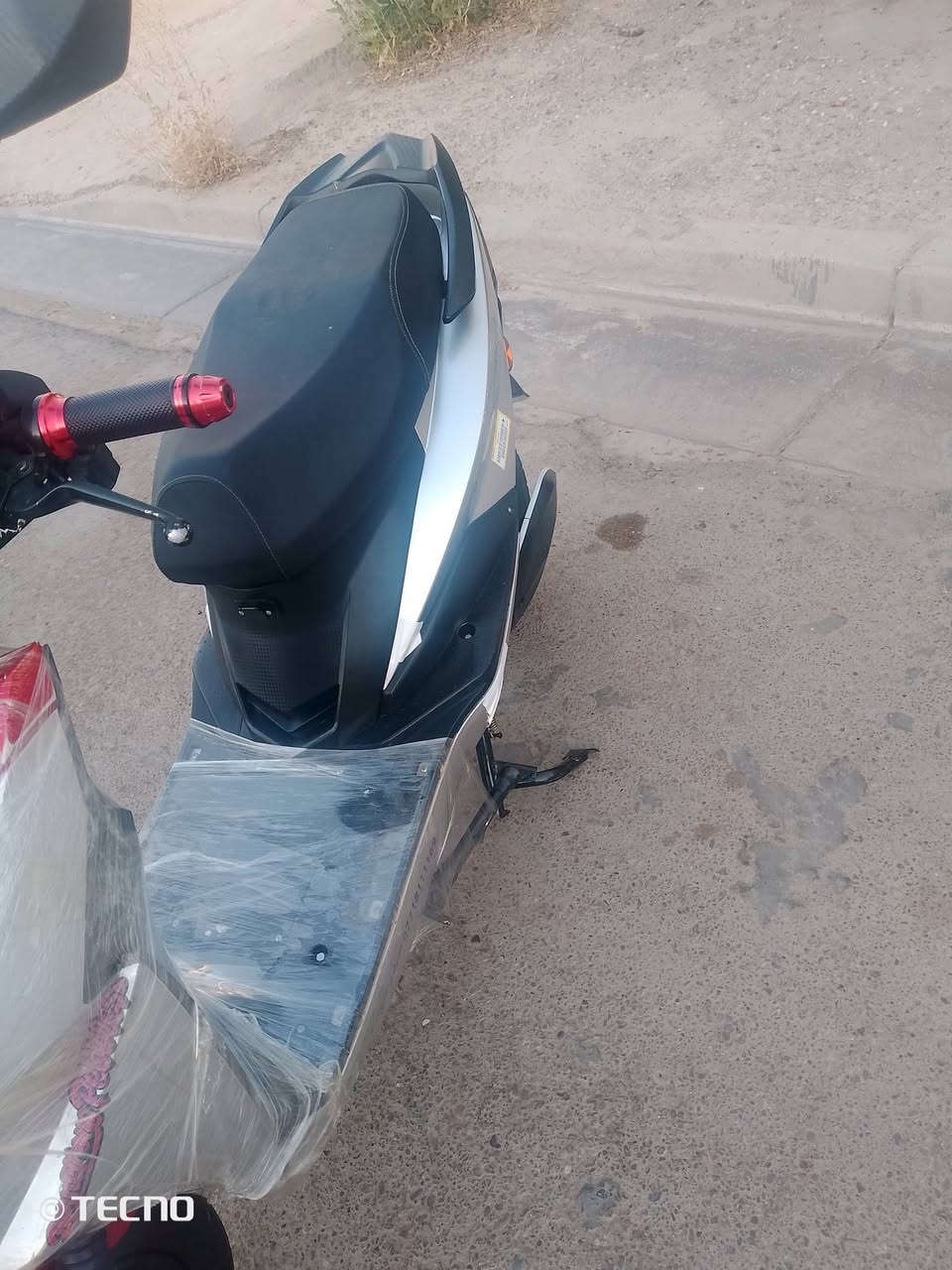 السلام عليكم دراجة شحن للبيع 
النوعيه سكنس 
الموديل 26 
6 بطاريات الاكبار جدد قبل سبوعين شادهن ونلي 
نضام بارك 
نضام Rرجوع للخلف 
مثبت سرعه 
لايت عالي وناصي 
اشاير يمنه ويسرى 
دبل اشارة 
هورن 
3 سرعات السرعة 70 حقيقي 
جوزة تفصل الناريه 
قفل استيرن 
تشغيل عن بعد 
انذار ضد السرقة 
سويج + بصمه 
التاير الخلفي امبدل جديد جبلي والتاير الامامي جديد 
مكاني بغداد البلديات 
السعر 450 و بيها مجال بسيط
الرقم الاستفسار ***********
