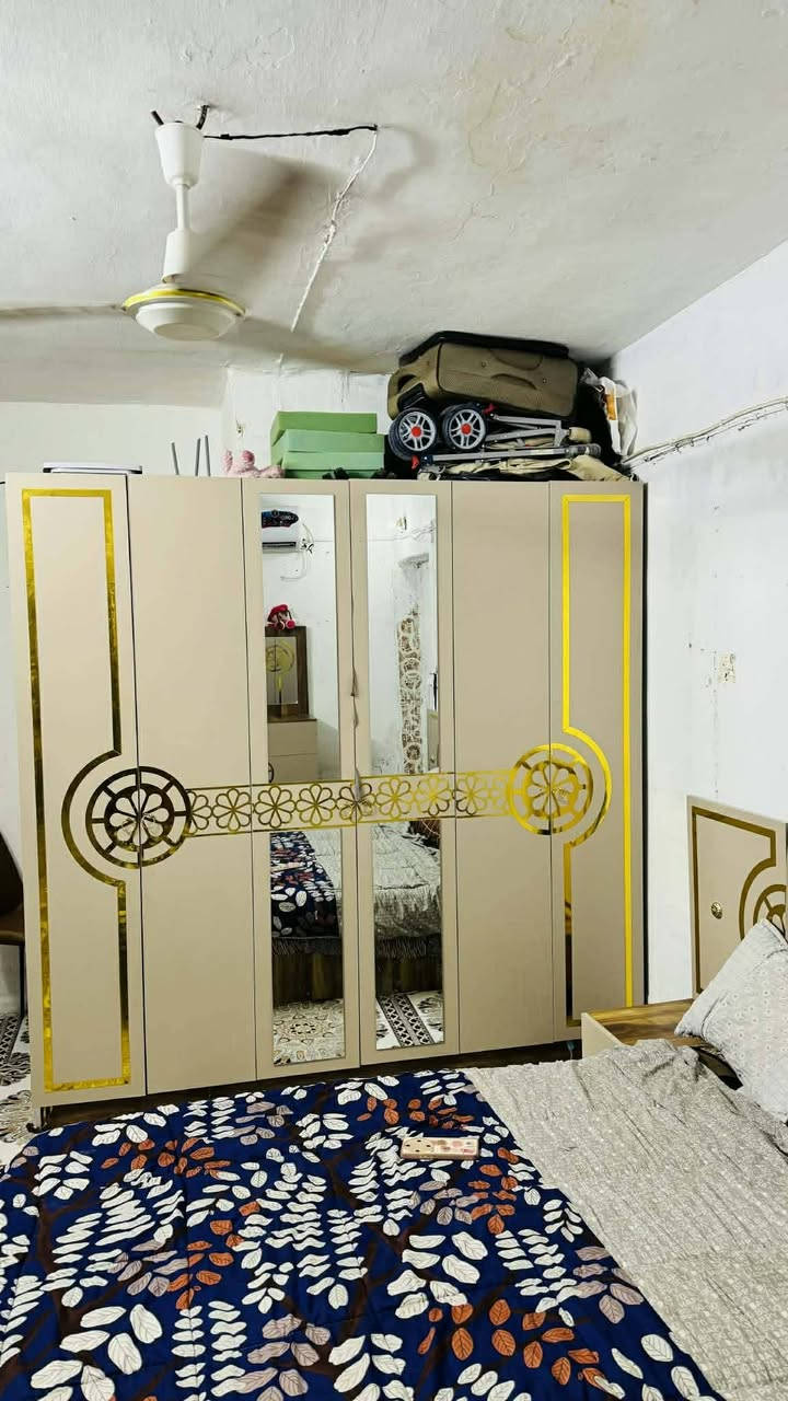 غرفه تركيه نظيفه فقط بيه المجرات نقصهن سجج مع الفراش  ٤٠٠ وبيه مجال للشراي يتصل ع الرقم *********** مكاني ديوانيه
