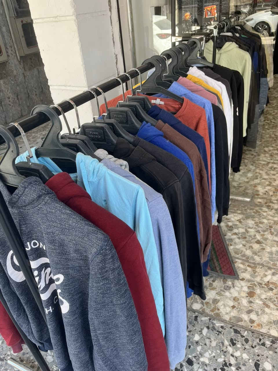 السلام عليكم عندي غراض باله ستر نسائية سويترات بجايم احذية جواريب تصفية محل عنواني بغداد المشتل شارع الجامع *********** واتساب قطع حلوة ومرتبة بس لحد يكسر بل بضاعة رحمة الوالديكم
