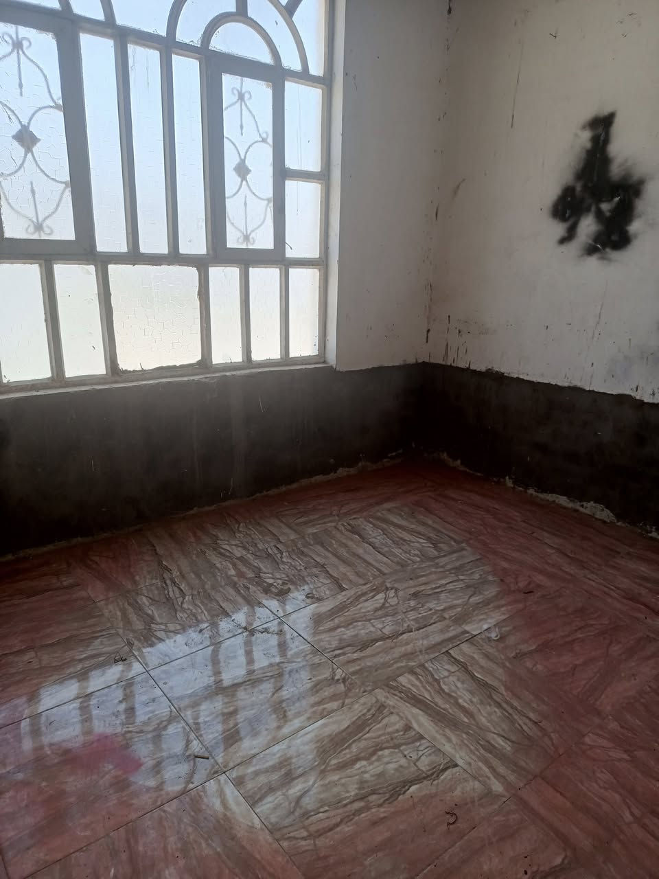 ياالله 

يوجد لدينا بيت للايجار حي ميسان ع الشريط قرب تقاطع شارع الجامع مساحه 50متر يحتوي على استقبال وصاله ومطبخ وصحيات والطابق الثاني يحتوي على غرفه صغيره 

سعر الايجار 150الف واصل ماء وكهرباء 

للاستفسار والمعلومات الاتصال بنا ع الارقام التاليه 

***********

***********

***********

او مراجعه مكتب ألروان للوساطه العقاريه والمقاولات العامه 

عنوان المكتب حي ميسان ع الشريط قرب صيدليه الشراع مقابل الاستداره مباشر 

عندك بيت عرصه للبيع راسلنه وات ساب وتدلل
