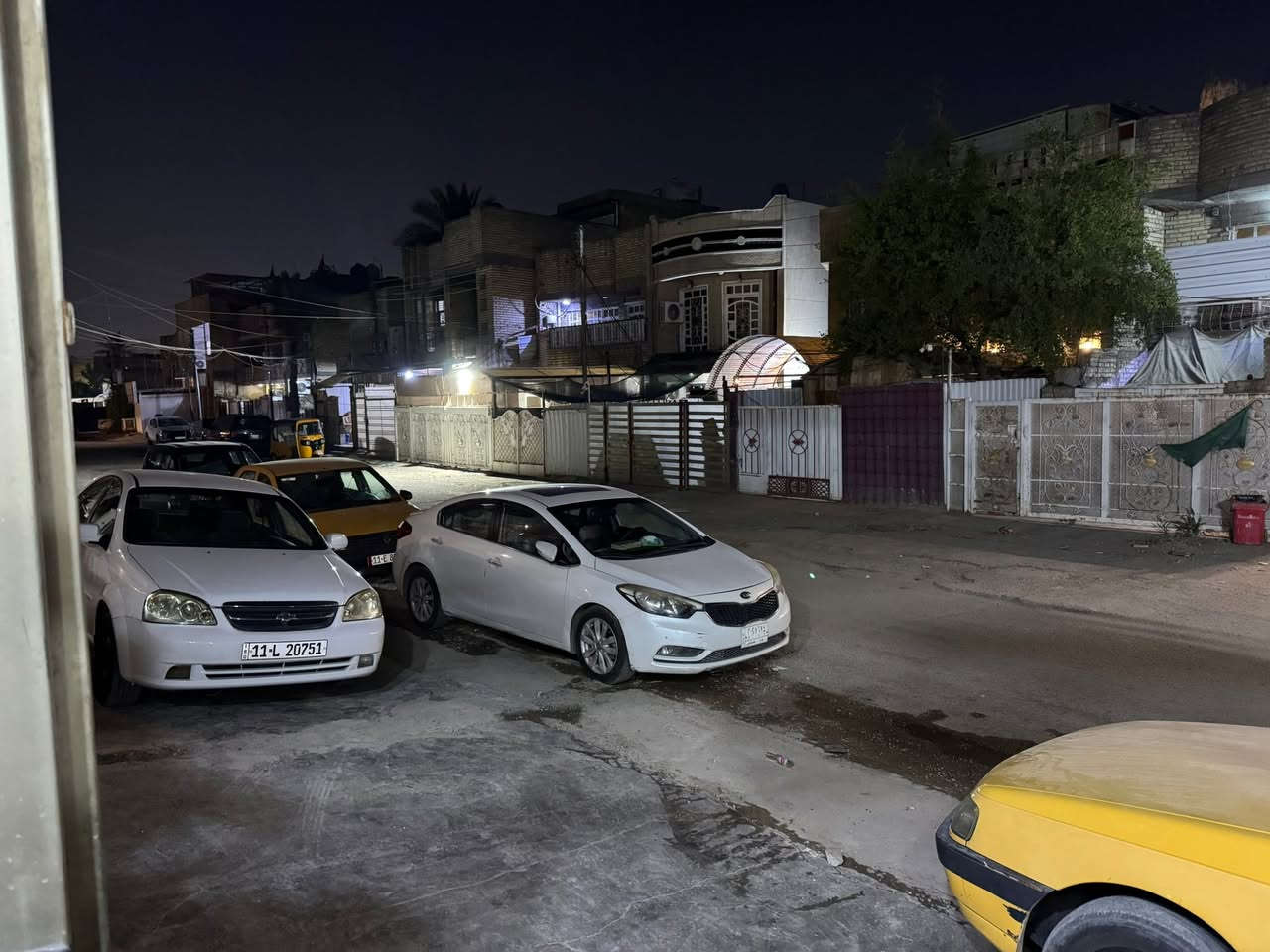 سلام عليكم بيت للبيع حي اور شارع سوق الصبات الشارع العريض 20 متر عرض الشارع مساحة 40 متر واقع حال 43 بناة 23 غرفتين نوم استقبال مطبخ منور خدمات رقمي *********** واجهة 4 متر و نزال 10
