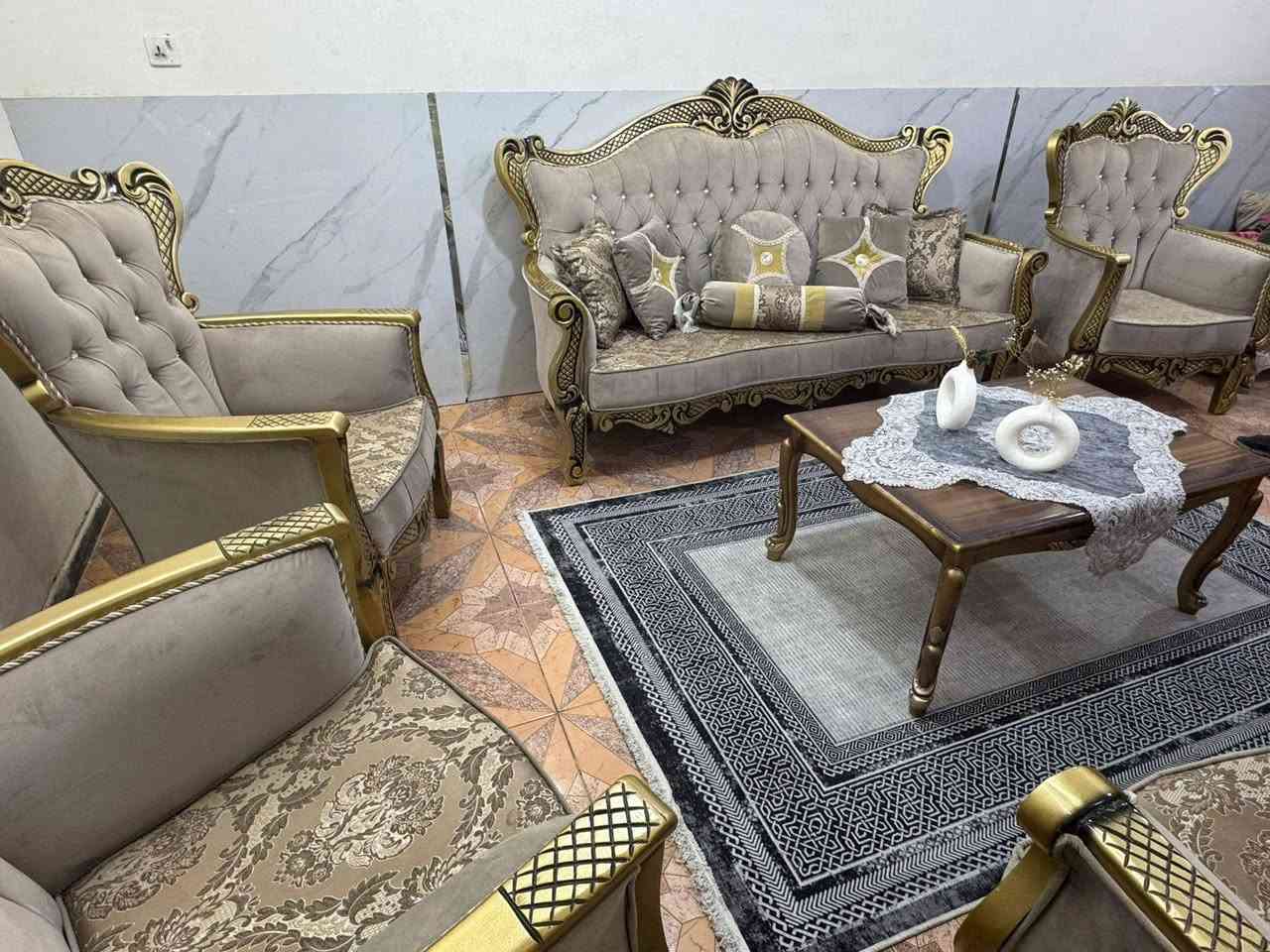 تخم زان تركي ١٠ مقعد مع ميز وسطي نضافه فول اخو الجديد ولا غلطه استعمال قليل ***********
