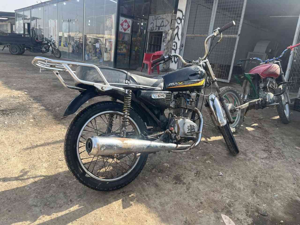 سلام عليكم دراجة ارشه للبيع كلك
دراجه جاهزه تجي تفحص وتمشي صالنصه صوت ما ناقصها شي لايت شغال مكاني بابل مشروع المسيب 
سعرها ٢٢٥ وبي مجال للشراي 
***********
