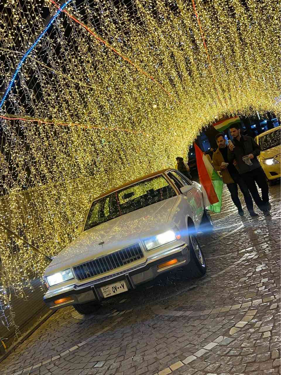 كاپريس كلاسيك.  موديل ١٩٩٠ سيارة مواسفات فول. گير تماتيك. كوشين كارةباي تةبريد. ساردي گةرمي. گير مةكينة كارةباي حدادي.   هةموو شتي بةشةرت. سيارةكة  رةقةم سةنةوي ئةسلي. ارمي دهؤك پاكانةي هةليري بؤ كراوة.   دحامي لؤ دةحامي بةشةرت.  سحري ٧٠ محاملة. ژم *********** vibar watsapp أربيل, العراق
