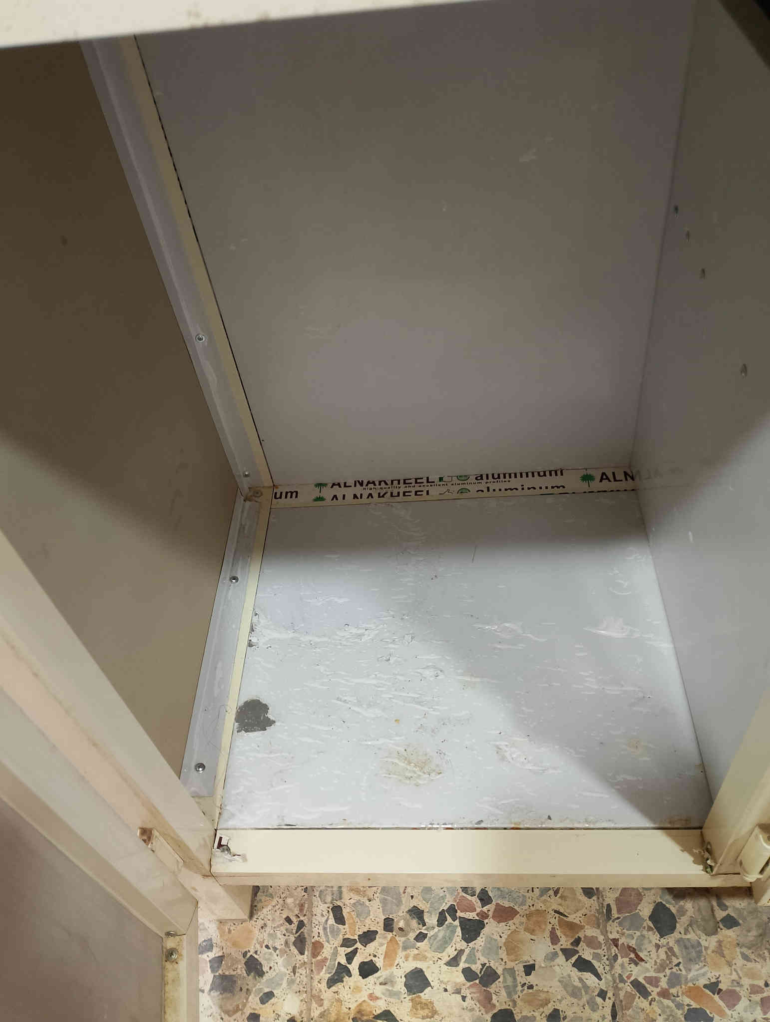 سلام عليكم كاونتر مترين مرمرمستعمل للبيع نظيف جدا كربلاء حي العسكري لعابد ومقابل  لسعر 275وبي مجال ***********او***********
