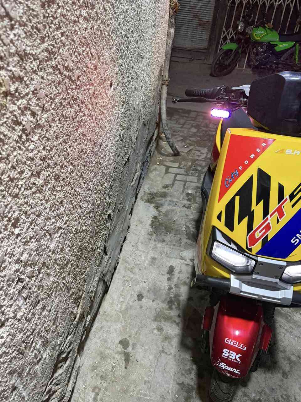 سلام عليكم دراجه شحن نضيفه وخير من الله بطارياتهه جديدهه بيهه شغلات بسيطه. كلششش  سعرهه 500 مكاني بغداد الكفاح ***********
