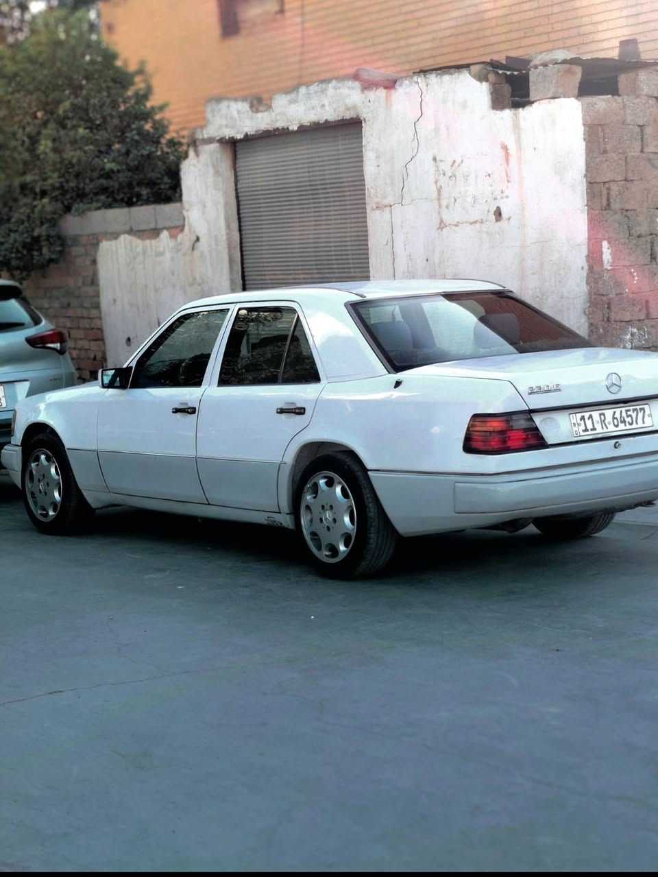 السلام عليكم مارسيدس دب  للبيع موديل 92 سياره بلاديه محرك خراطيم خير من الله سياره بااسمي  رقم #بغداد دولي حجمE 230سياره شغل واطلع وين ميعجبك تدفئه تبريد ثلج جام 4 كهربائيات قطره اخياس مابيها سياره متعوب  عليها خير من الله مال جناي دواخل خير من الله السياره احله من الصوره تحكم جام سنتر لوك كله شغال  تجي اتكلب واتشوف مكاني ديالى بلدروز #السعر 80 وبيها مجال  الاستفسار الاتصال ع رقم ***********
***********
