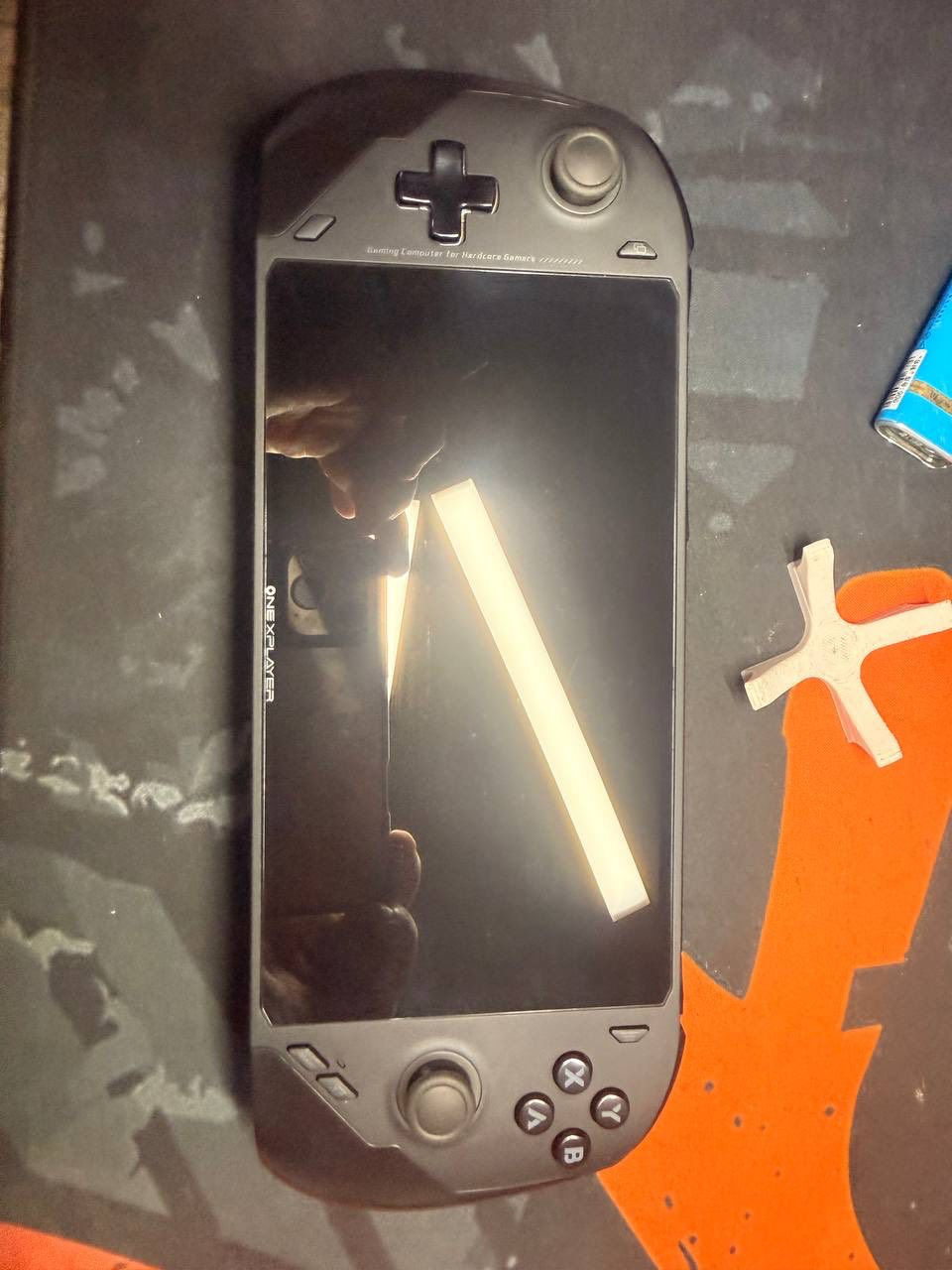 المواصفات التقنية (النسخة الخاصة بك):
• المعالج: AMD Ryzen 7 7840U (8 نوى، 16 مساراً).
• كارت الشاشة: AMD Radeon 780M (أقوى كارت مدمج حالياً).
• الذاكرة العشوائية (RAM): سعة 32GB من نوع LPDDR5x (بسرعة فائقة تصل لـ 7500MHz).
• سعة التخزين (SSD): مساحة 2TB من نوع NVMe PCIe 4.0 (سعة ضخمة تكفي لعشرات الألعاب الكبيرة).
• الشاشة: * حجم 7 بوصة بمعدل تحديث 120Hz.
• دقة 1080p وحواف نحيفة جداً لتعطي تجربة رؤية غامرة.
• أدوات التحكم: عصي تحكم (Joysticks) بتقنية Hall Effect (تمنع حدوث مشكلة "الانجراف" أو Drift).
• الصوت: نظام صوتي من Harman.
• الوزن: خفيف جداً (حوالي 580 جرام) مقارنة بوزن الأجهزة المنافسة.
ملاحظة لمساعدتك في البيع:
بما أن الرام 32 جيجا والتخزين 2 تيرا، فهذه النسخة تعتبر "النسخة الذهبية" لهذا الجهاز، لأنها تمنح المشتري راحة تامة من حيث المساحة وسرعة الأداء في تعدد المهام.
الجهاز الكيوره بيهن انحراف هنه مغناطيسيات بس يرادلهن سوف من الجهاز حاولت بي كل ما اشغله اطفي لازم اعيد العمليه ما اعرف شلون احفض التغيرر


**إذا كنت صاحب هذا الإعلان وتريد حذفه لأي سبب، رجاءا أرسل رسالة إلى الدعم الفني**