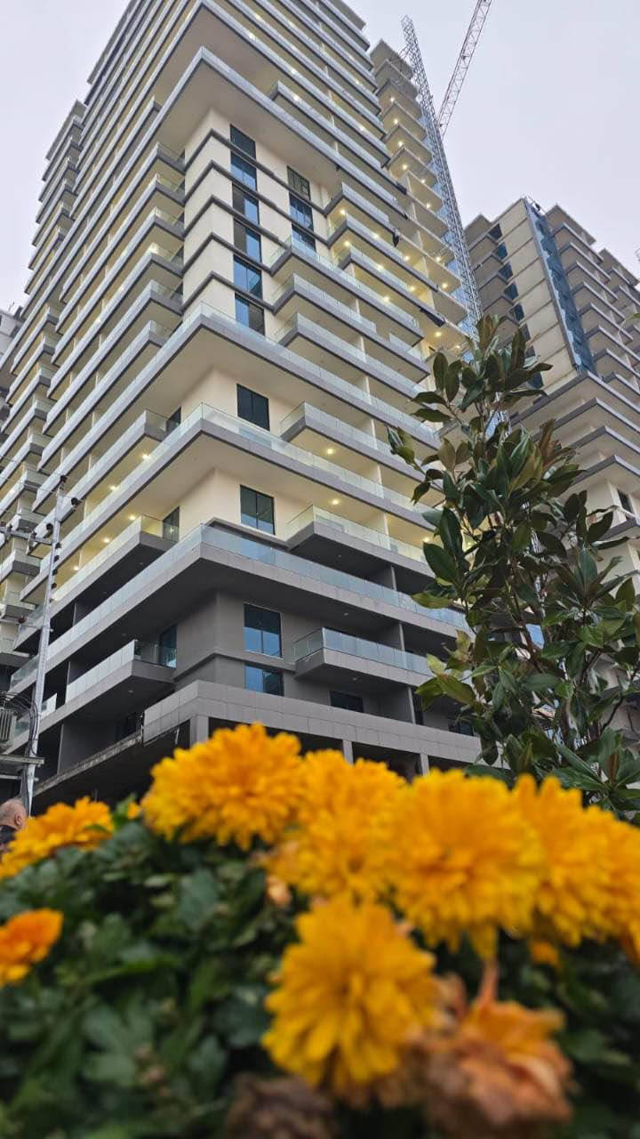 شقة للبيع في كرين وورلد تاور – أربيل
تدور على فخامة وراحة بنفس الوقت؟
#شقتك المثالية تنتظرك داخل كرين وورلد تاور، #المشروع اللي جمع بين التصميم العصري والموقع الذهبي ✨
#المواصفات:💎
• تتكون من : غرفة وصالة بتصميم أنيق وحديث
• مساحة: 84 م²
• السعر الكلي: 66,300$ - 6 دفاتر و63 ورقة
• دفعة أولى: 29,800$ 
• عند أستلام الشقة :  13,200$,- دفتر و32 ورقة والباقي #أقساط شهرية مريحة: 300$ فقط بالشهر 
📍#موقع استراتيجي في قلب أربيل، وخدمات فندقية راقية #تخليك تحس إنك تعيش داخل فندق خمس نجوم كل يوم 💫
🔥 لا تفوّت الفرصة – الأسعار تصعد كل يوم!
#احجز اليوم قبل لا تصعد #الأسعار وتضيع الفرصة من إيدك!👇🏼📞
( Call + WhatsApp + Viber )
0750-6364545
0770 4719566 
#كرين_وورلد #عقارات_أربيل
#كرين_وورلد #شقق_أربيل #استثمار_راقي #شقة_احلامك أربيل, العراق
