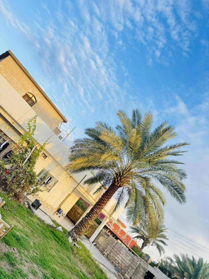 السلام عليكم طابو ملك صرف سند مساحه 357 متر متكون من 4 غرف وهول وربعه ومطبخ وحديقه واسعه  الطابق الارضي سيراميك وايضاً  ركن على شارعين المربع الاول من الحي العسكري تحويل مباشر قرب دائره قائم مقام العلم والسعر مناسب خاص مارد للمعاينه والاستفسار الاتصال ***********
المكان العلم
