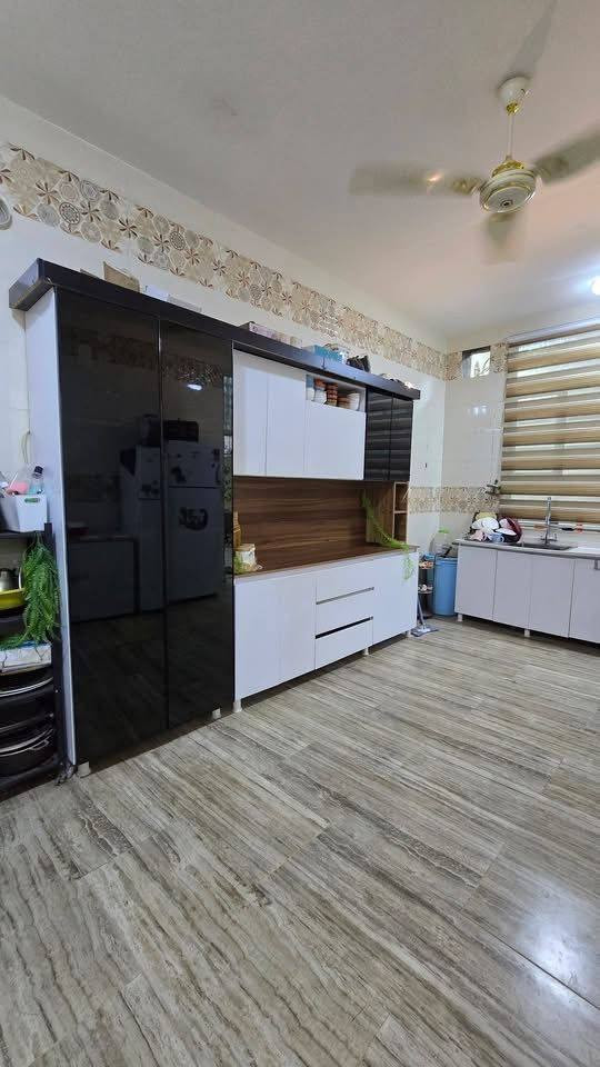 #دار_للبيع 🏠 بشارع المطار القديم مساحه 200م #طابقين 

⚜️بناء طابوك درجه اولى الأساس والسقف صب كونكريت 
🔺يحتوي على اربع غرف وصاله وستقبال ومطبخ وصحيات داخليه وخارجيه..
🔺السعر 115 وبيه مجال 
⚜️ للاستفسار مراجعة
   ((#مكتب_ابوعراق_للعقار  ))

☎️*********** واتساب
