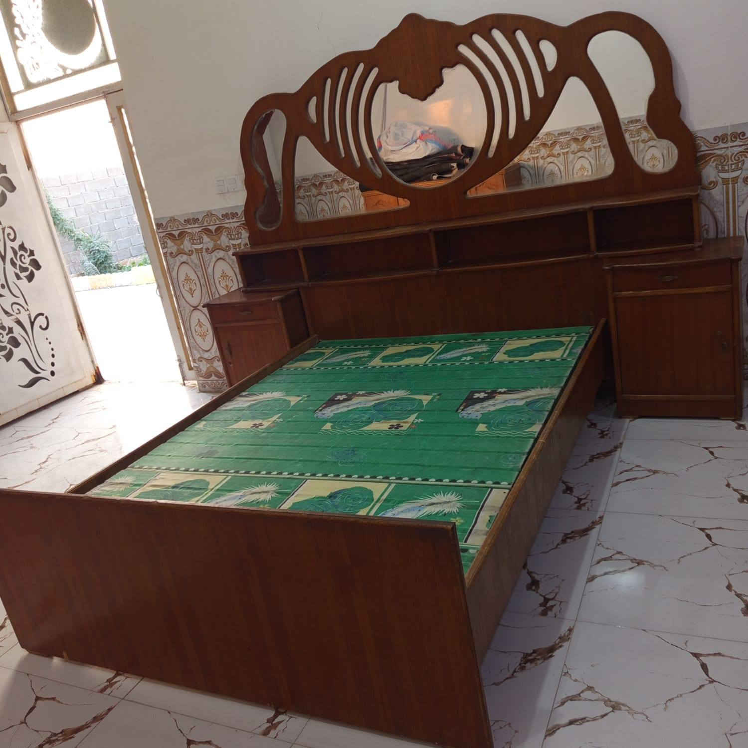 قيم وخذ بس بلي يرضه بي الله
***********
