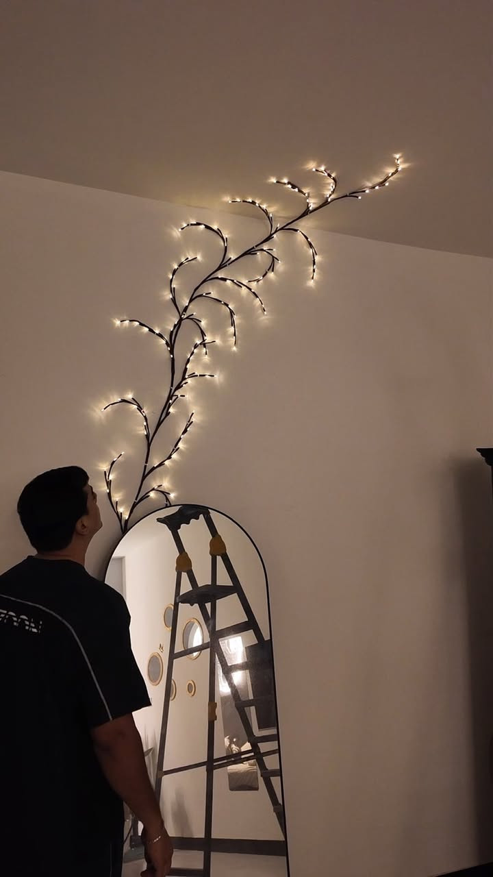 إنارة جدارية بشكل شجرة

الاستخدامات

مثالية لتزيين الجدران، الغرف، الممرات، والمداخل.

تضيف أجواء دافئة ورومانسية للمنازل والمقاهي والمناسبات.

مناسبة لتزيين جدران التصوير أو زوايا الديكور الحديثة.

يمكن استخدامها كإضاءة ليلية ناعمة ومريحة للعين.

المميزات

تصميم مبتكر يشبه فروع الأشجار بإضاءة LED دافئة تمنح لمسة طبيعية وجمالية.

تعمل بوصلة USB، مما يسمح بتوصيلها مع أي باور بانك أو شاحن أو كمبيوتر.

مزودة بزر تشغيل مدمج في السلك للتحكم السريع بالإضاءة.

سلك مرن ومتين بلون بني بطول حوالي 2 متر يمكن تشكيله وتثبيته بسهولة.

إضاءة موفرة للطاقة وآمنة للاستخدام لفترات طويلة.

خامات مقاومة للاستخدام الداخلي والخارجي الجزئي (بعيدًا عن الماء المباشر).

مميزات ريموت التحكم

أزرار تشغيل – توقيت – إيقاف.

8 أوضاع إضاءة مختلفة (Flashing – Fading – Steady وغيرها).

إمكانية التحكم في درجة السطوع (DIM):

- زر "+" لزيادة السطوع
- زر "–" لتخفيف السطوع

ميزة المؤقت TIMER لإضاءة تلقائية دون الحاجة للتشغيل المستمر.

محتويات الصندوق

شريط إنارة LED على شكل فروع شجرة بطول 2 متر.

سلك تشغيل USB مع زر تحكم.

ريموت تحكم لاسلكي متعدد الوظائف.

الملاحظات

يُفضّل تثبيته باستخدام مشابك صغيرة أو لاصق خفيف على الجدران الملساء.

تجنّب ملامسته للماء أو الرطوبة العالية للحفاظ على عمره.

السعر : 20,000

للحجز والاستفسار 

واتساب : ***********

