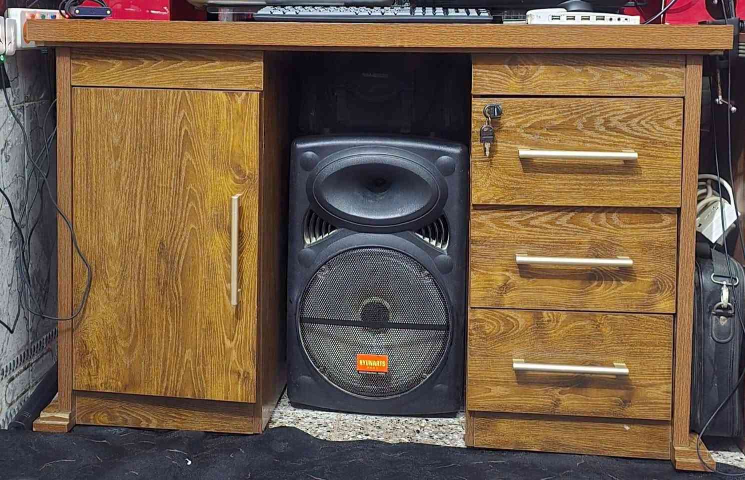 سلام عليكم 
 ميز مكتبي عدد ٢. للبيع 
واحد كبير والآخر أصغر بشويه 
***********
