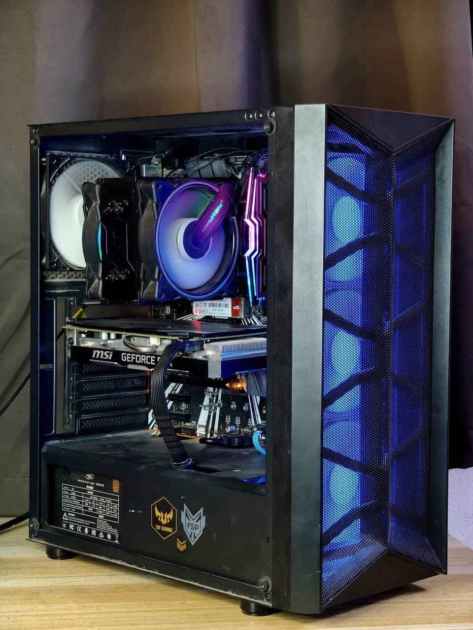 السلام عليكم 
تجميعة للبيع بمواصفات قوية
💠GPU: Nvidia RTX 2060 6G MSI
الكرت غير مفتوح حرارة تحت الضغط 70ـنات
💠CPU: i5 9600KF 6C 6TH 4.6GHz
بالنسبة للمعالج قوي بالالعاب واقوة حتى من الجيل العاشر
💠Cooler: Air cooler dual tower 240m
💠M.B: Z390-p Asus prime 
💠RAM: 16GB XPG ddr4 3200
💠STRG: m.2 128GB+ HDD 500GB
💠P.s: 600w deepcool 
💠Case: FSP CASE BLACK 4xfan 

ضمان الحاسبة اسبوع والربط على UPS لحماية القطع
السعر 685 الف دينار

📍الموقع بغداد مدينة الصدر قطاع 23
🚚 يوجد توصيل لجميع محافظات العراق 🇮🇶 
 هـ ***********  📞
