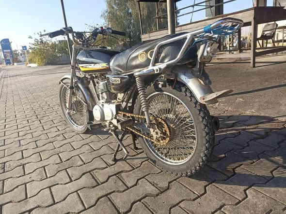 بەناوی خوای گەورە.
شوێن چوارقوڕنە 
ماتۆڕی ئێرانی مەکینە 125 نەکراوە بەشی سەرەوەی کراوەیە 2019 مەنەفێست 
ماڵی دۆستەو شتەکە دیارە 
مەکینە گێڕ کارەبایی بەشەرت .
*********** رانية
