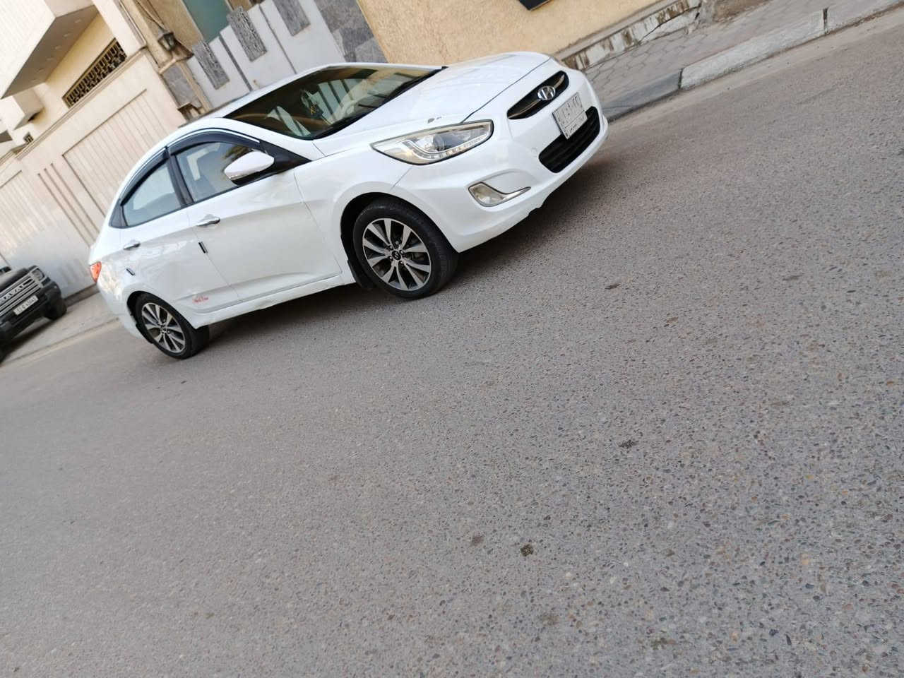 السلام عليكم سياره نوع اكسنت  خليجي موديل 2016 فول موصفات واحد على واحد فتحت سقف شاير مري  حساسات كامره دواره كفاله عامه بس باب  رش كلير والباقي كفاله كير مكينه حداديه تبريد كفاله السعر 98وبيها مجال حك الجيه العنوان كربلاء رقم الهاتف***********
