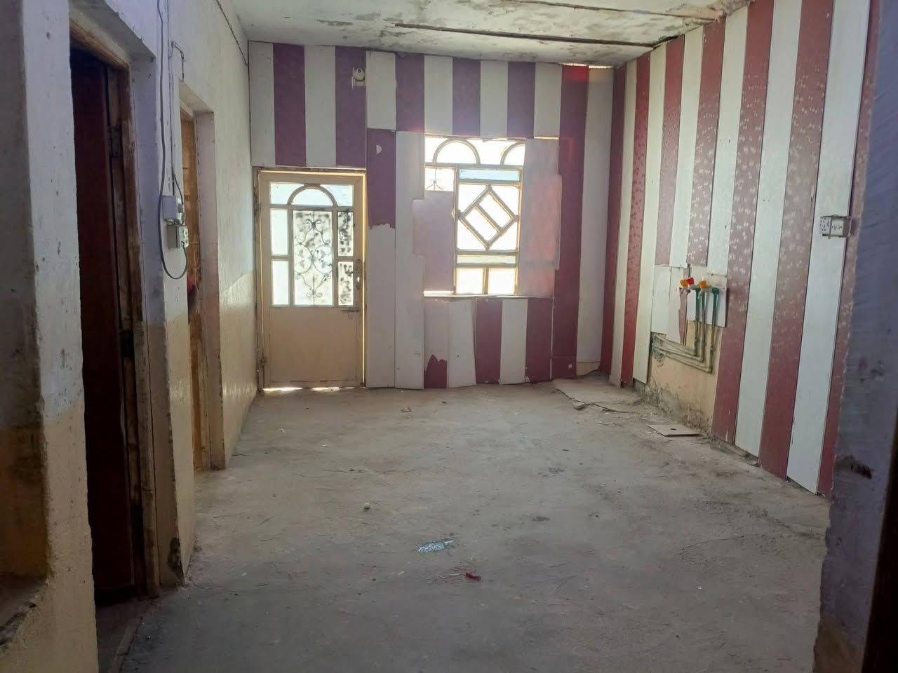 سلام عليكم بيت للايجار في حي الميلاد قرب جامع المنتظر
يحتوي عله براني وغرفتين وصاله وتخريج مساحة البيت 110 متر 
*********** واتساب موجود
