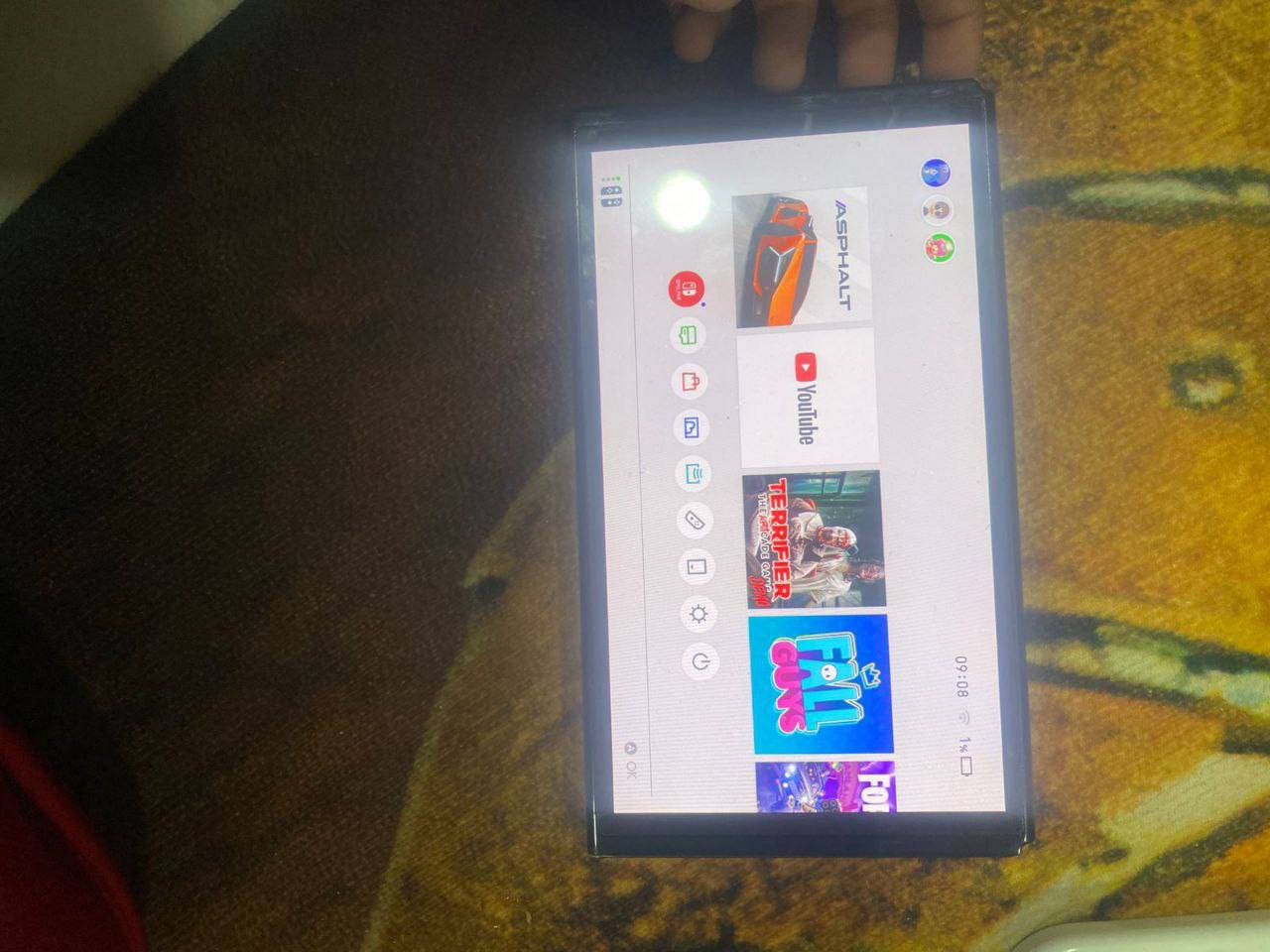 نيتندو سويتش للبيع  ويه حساب فورتنايت  السعر 250 الف مع الحساب رقم ***********
