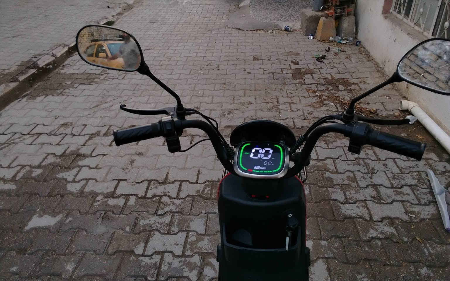 السلام عليكم دراجة شحن شركة الريان حجم ١٤ بحالة جيدة وبدون نقص السعر ٢٥٠ الف وبيها مجال بسيط الاتصال واتس اب على الرقم ***********
