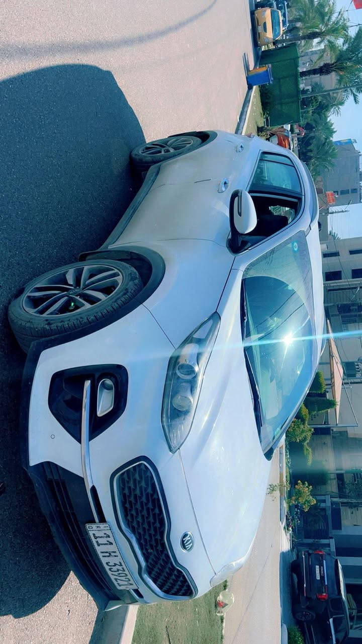 السلام عليكم كيا سبورتج خليجي مكينه دوش  2000 ماشيه ١٢٠ سياره خير من الله جاهزه من كلشي تحكمات تبريد قطعتين 
أشاير بلمري مري شفط اربعه دسك شاشه كبيره داخل عسلي 
سياره مكفولة من كلشي  بس لموضح بلسونار 
رقم ***********
