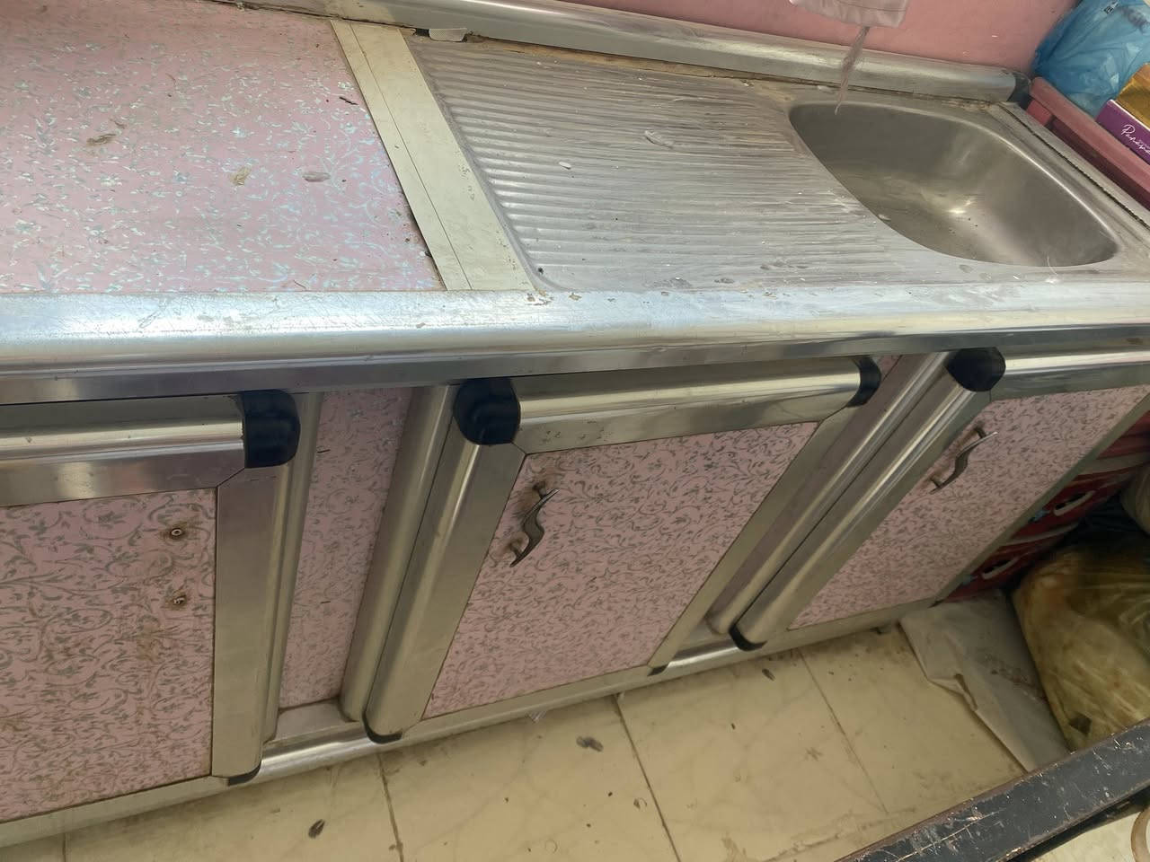 كاونتر للبيع طوله مترتين نضيف  كلشي مابي بس يرادله غسل وكم يده  سعر 50 وبي مجال ‭٠٧٧٧ ٥٣٣ ٢١١٨‬
