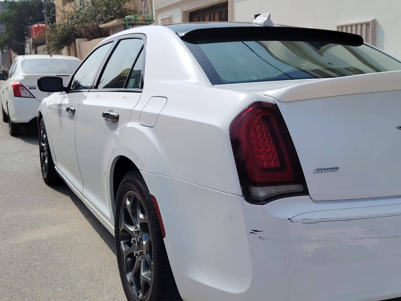 السلام عليكم

كرايسلر اوباما 22/16 S300 وارد امريكي حادثها الجاملغ الامامي فقط ومرجع بارد وموضح بالصور
فول موصفات كشنات جلد مختمه S
نظام صوتي Boss مع الدمام الخلفي 
شاشة جبيرة 
تحكمات ستيرن ومثبت سرعة 
التبريد ثلج 
الحدادة جديدة قبل فترها سويتها 
تخم تاير جديد 
السيارة ماناقصها اي شي 
رقم بصره الانكليزي الجديد بأسمي
السيارة موجوده بالبصرة 
السعر 180 وبي مجال
للاستفسار ***********
