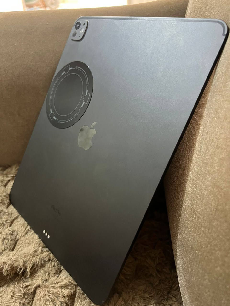 السلام عليكم 
عندي ايباد 11 m4 حجم 13 اكبر حجم نموذج m... بطاريه 92 ... عدد دورات الشحن189... الذاكره 256... بعده بالمضان لحد 2026/8/3 يعني 4 اشهر بعدله ضمان الشركه 
الشغلات المتوفره ويه الايباد 
1- جنطه ايباد اصليه داخلها فرو غير 
2- لزكه شاشه مات اضافيه احتياط اصليه
3- كفر اصلي من شركه KAKU
4- فريز اصلي 
5- الكارتونه والشاحنه مالته كامله
يعني جاهز من كلشي 
مثل ما موضح بالصور الجهاز نضيف كلش 

العنوان بغداد شارع فلسطين تجي تاخذه من بيتي 
 متوفر واتساب وخط مفتوح ***********
السعر1300 وبي مجال بسيط حك الجيه
