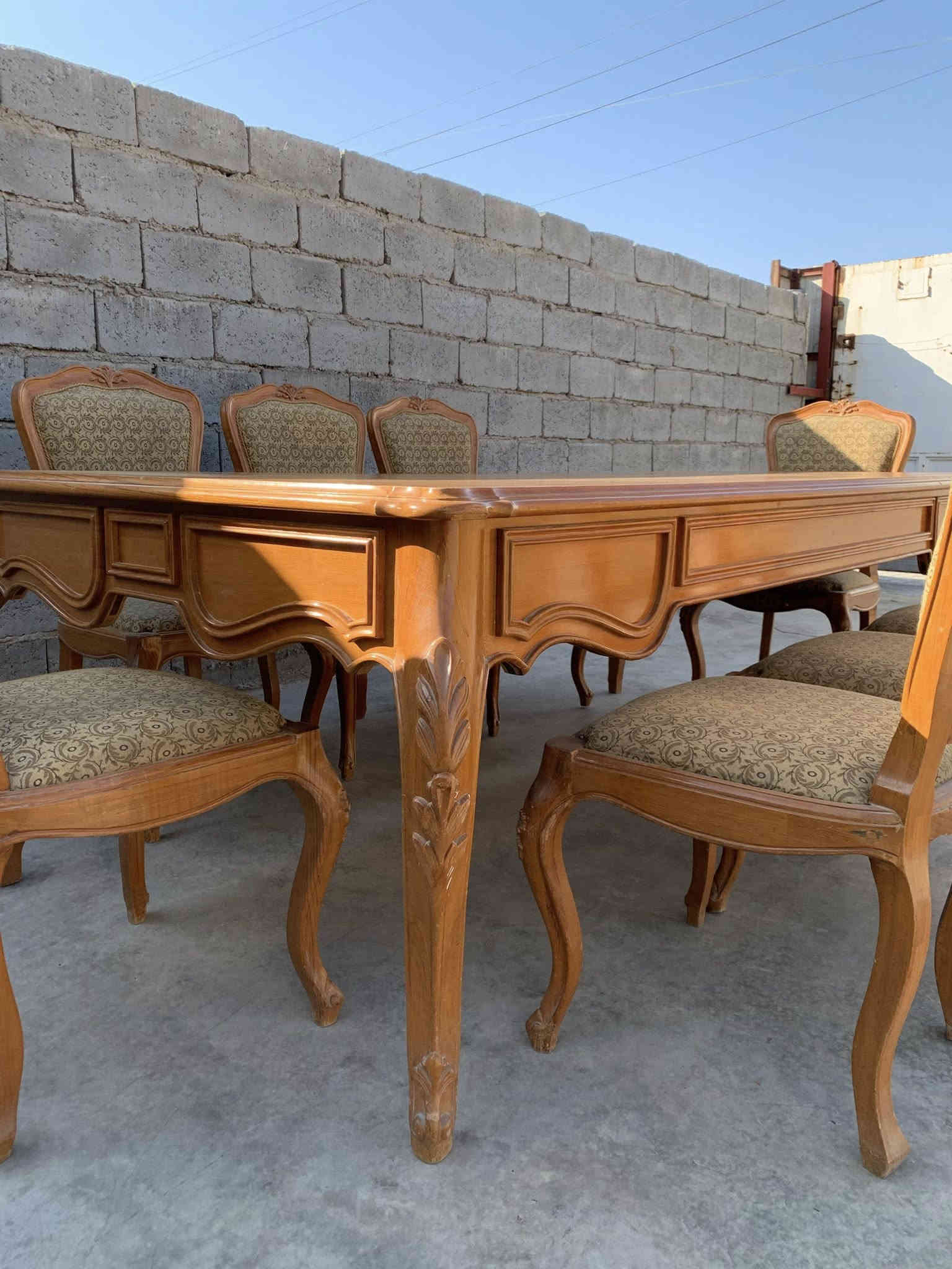 السلام عليكم ورحمة الله وبركاته عندي ميز طعام خشب بورمي ٨ كراسي وبدون أي ضرر   *********** /***********
