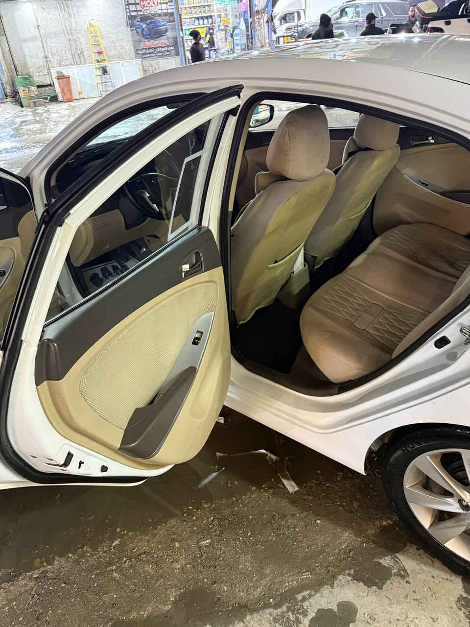 السلام عليكم من رخصة الادمن 
هونداي اكسنت للبيع  2014 خليجي مفولة السيارة ماشية 117 الف مال بيت السيارة ما اطلع بيها و مداريها اي نقص مابيها باتري فيت بام بلكات مجاول كهربائيات كلها جديدة بالاضافة الى تخم تاير جديد سعرها 112 ورقة  يعني 11،200$ سيارة متعبك تاخذها و تدعيلي  عنواني الدورة الميكانيك متواجد من 6-12 مساءاً 
و من 11 الصبح لل 5 العصر بالكرادة شارع النضال 
***********
