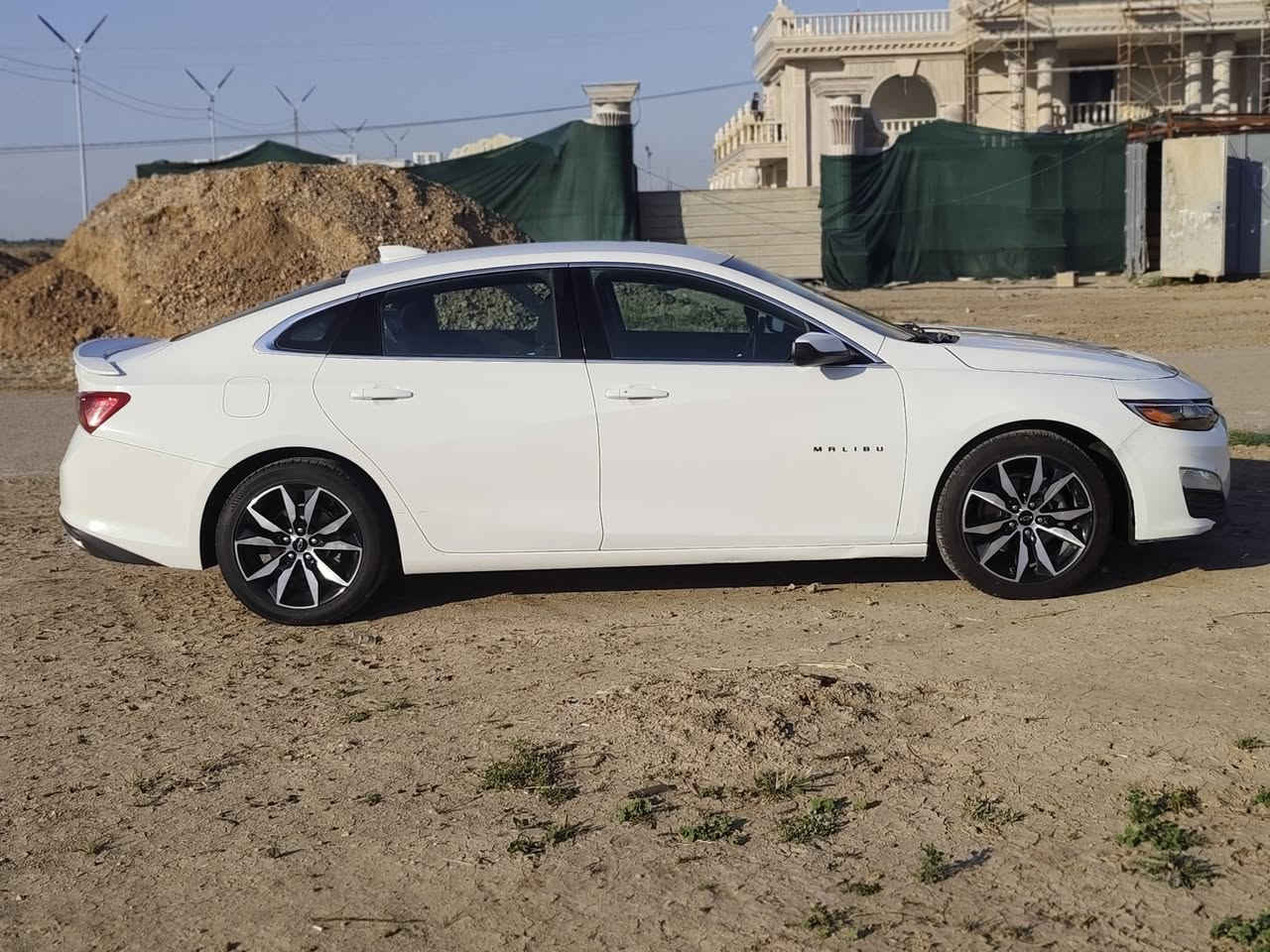 السلام عليكم ماليبو 21 RS رقم بغداد للبيع
حادثهة موضح بالصورة ماشية 108 
بيهة بارد جهة السايق بين البابين 
وبيهة طخة بالباب الخلفي مال السكن 
طخة كلش خفيفة 
دعامية جديدة مع لايتات 
كلشي جاهز بيهة 
المكان بغداد الشعب  السعر 110 مال مستعجل 
***********

