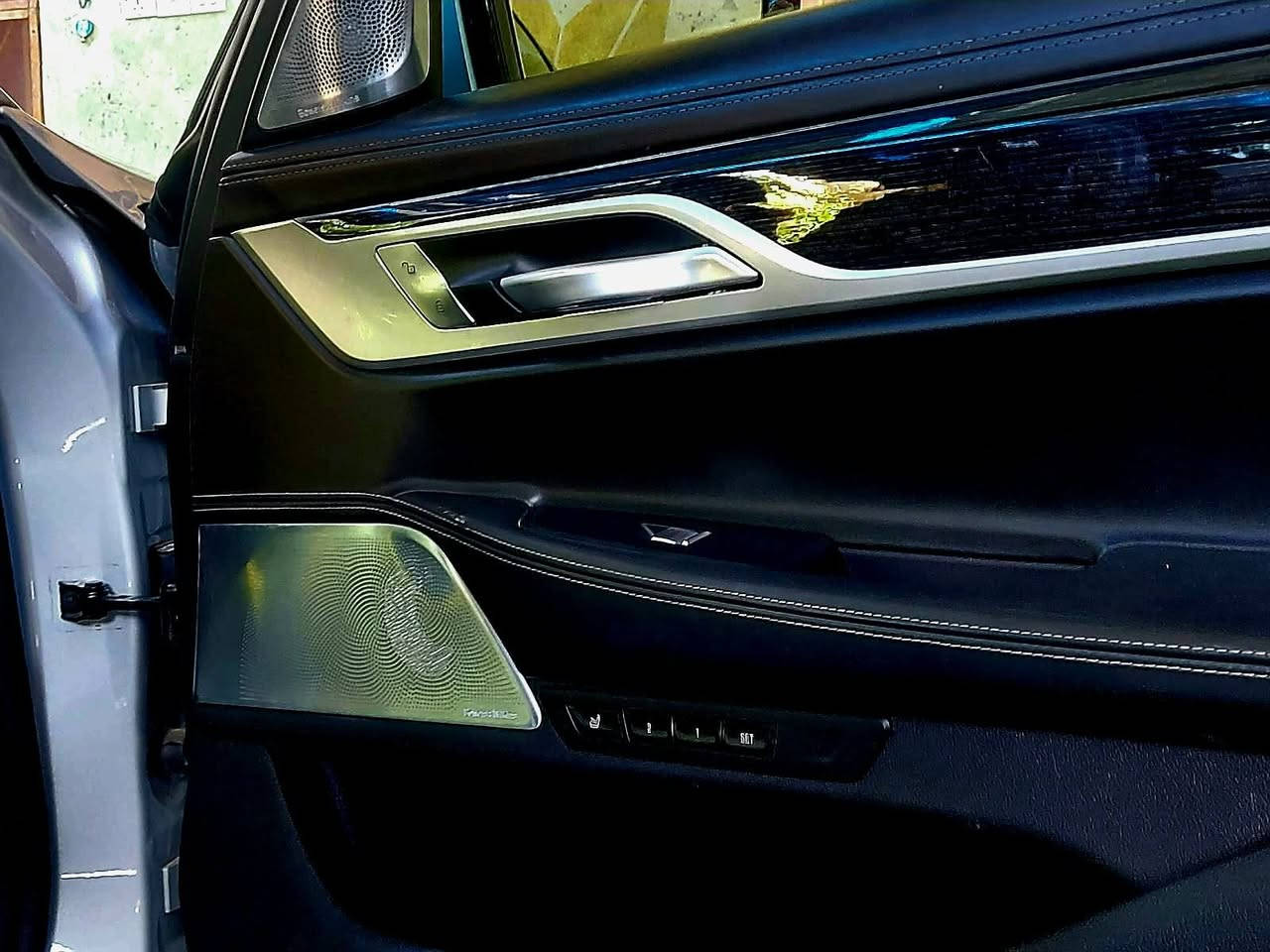 السلام عليكم للبيع فقط ... سيارة جديدة ودخول جديد (كتاب ضباط) وسعرها مناسب 
السلام عليكم BMW 750i موديل ٢٠٢٠ رقم ديالى دولي بأسمي دخول جديد ( كتاب ضباط) ماشية ٦١ الف ميل بانوراما دفع رباعي محرك ٨ سلندر توين توربو انارة داخلية محيطية بعدة الوان حتى البانوراما مري شفط كل الكشنات  كهرباء وتدفئة وتبريد ومساج وحفظ وضعيات الجلوس ايباد للتحكم بداخل السيارة من انارة ومسجل وبردات وخارطة الطريق مري بالقمارة من الداخل للمقاعد الخلفية الابواب كلها شفط + بصمة +دبل جامة   صندوق ينفتح على حركة القدم داخل السيارة جديد جدا تايرات الشركة الماني الصنع نوع Ran flat انتاج نهاية ٢٤ الشاشة محدثة باللغة العربية تجاوي كهرباء اصطفاف ذاتي حفظ مسار السيارة قيادة ذاتية في حال الرجوع للخلف في الاماكن الصعبة وبعد غيرها من المواصفات اللي بيهة سيارة جديدة بمعنى الكلمة 
سيارة مكانها ديالى للاستفسار الاتصال 
*********** 
العميد أحمد السعدي
