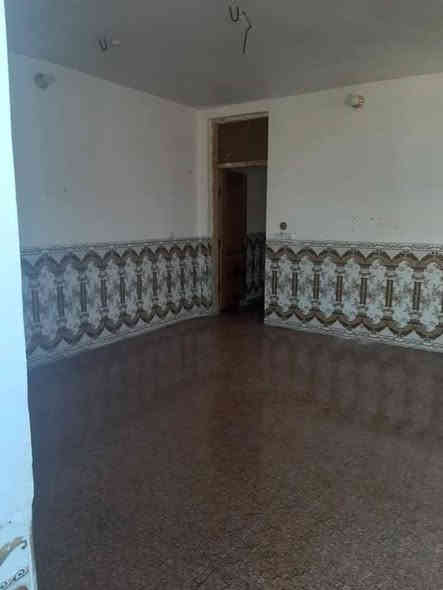 السلام عليكم يوجد شقه للايجارقرب حسر الثوره جهت شارع بغداد تحتوي على غرفه نوم وهول ومطبخ صغير مفتوح ع الهول وصحيات وسطح ومجاري ومولدة سعر الايجار ٢٠٠ الف للاستفسار الاتصال على ***********
