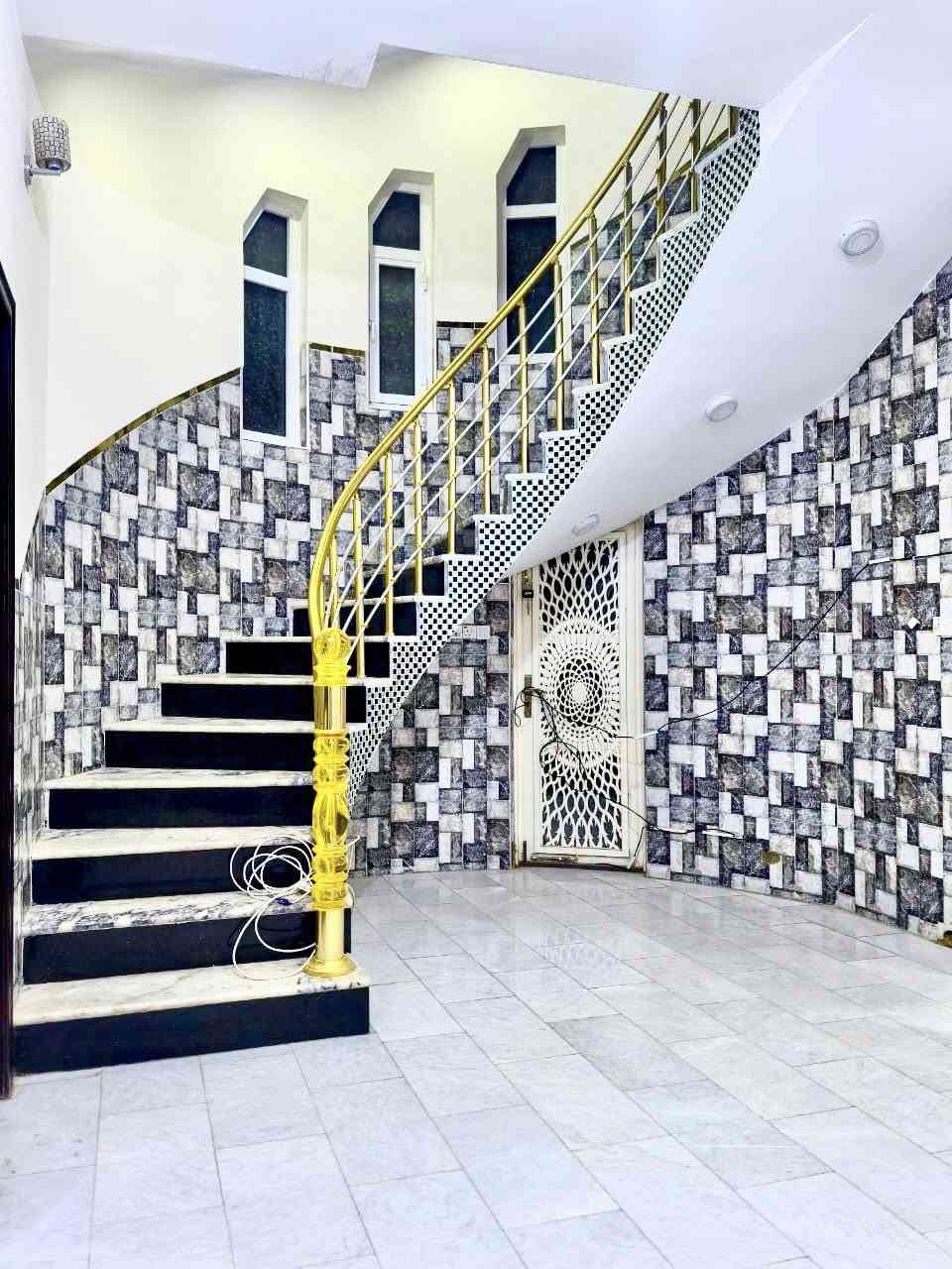 #إعلان رقم (198)
               
//دار للبيع المكان حي المعلمين الثاني خلف ماركة الروشة //

  #التفاصيل
                       
                         الدار طابقين
الدور الارضي يحتوي على _ غرفتين + صالة + استقبال + مطبخ + صحيات  داخلية وخارجية    

الدور الاول يحتوي على _ غرفتين نوم + صالة + مجمع صحي 
           

                     الدار مقابل حديقه النور
                     المساحة_ 200 _ م              
                     سنة البناء _ 2018     

                                                                       
#الاستفسار اكثر مراجعة مكتبنا او مراسلة الصفحة او الاتصال على الرقم ادناه 

#العراق _ السماوة _حي العسكري _ قرب جامع الامام علي (ع)

#رقم المكتب_ ***********_سيد ولاء
                         _ *********** _ابو حسين                                                  
 
              #الخارطة للاستثمار العقاري #
                         _خدمات عقارية_
