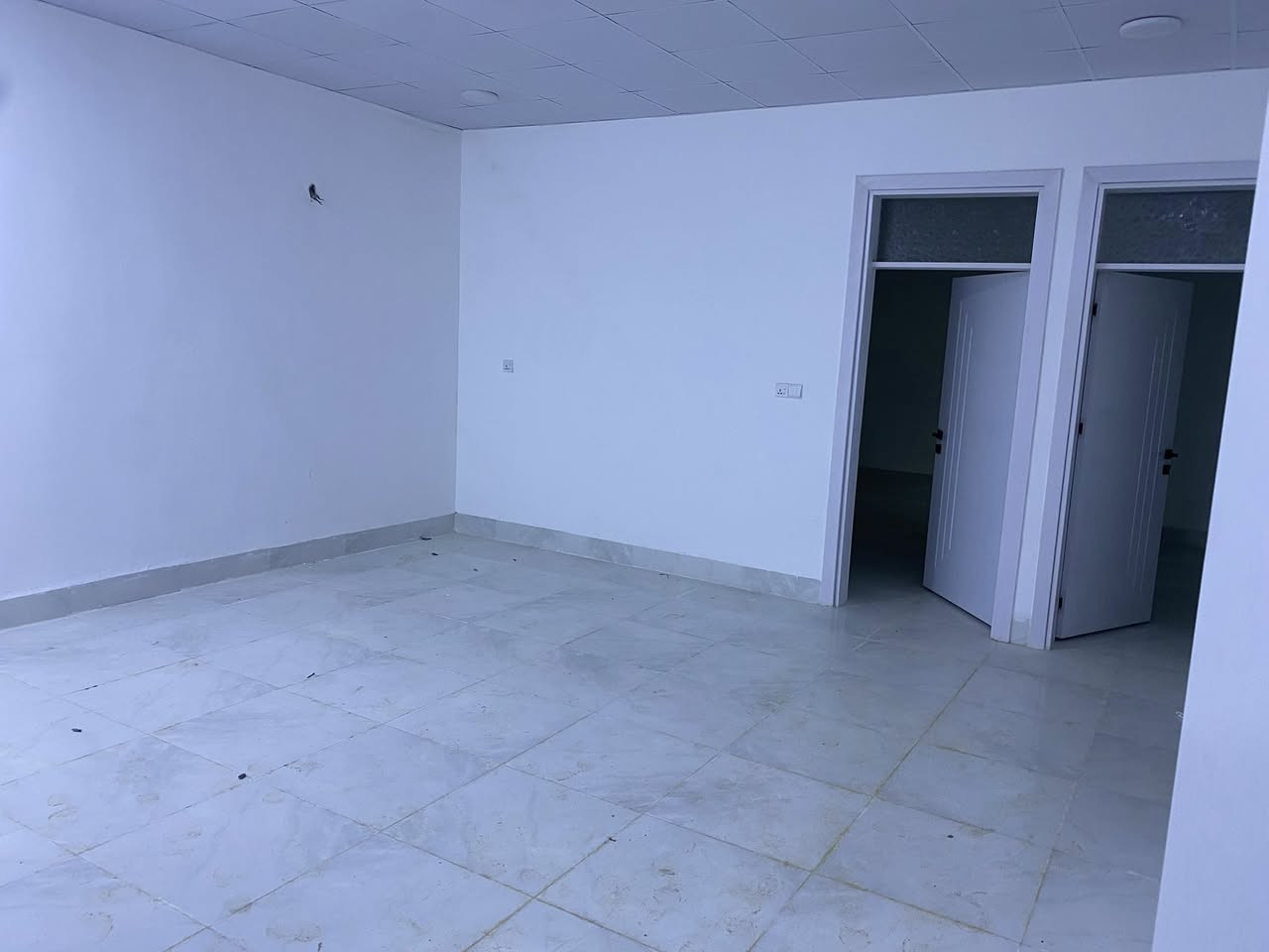 بيت سكن 200 متر (طابو صرف) ركن  مع حديقة و 🛑بير ماء🛑  و 🛑واجهه مفتوحة🛑 يتكون من غرفتين و هول كبير و استقبال مطبخ و حمامات داخلي و خارجي  (فول سيراميك )

العنوان ملك شاه 

السعر    60 مليون و يتوفر الدفع بالاقساط

***********
