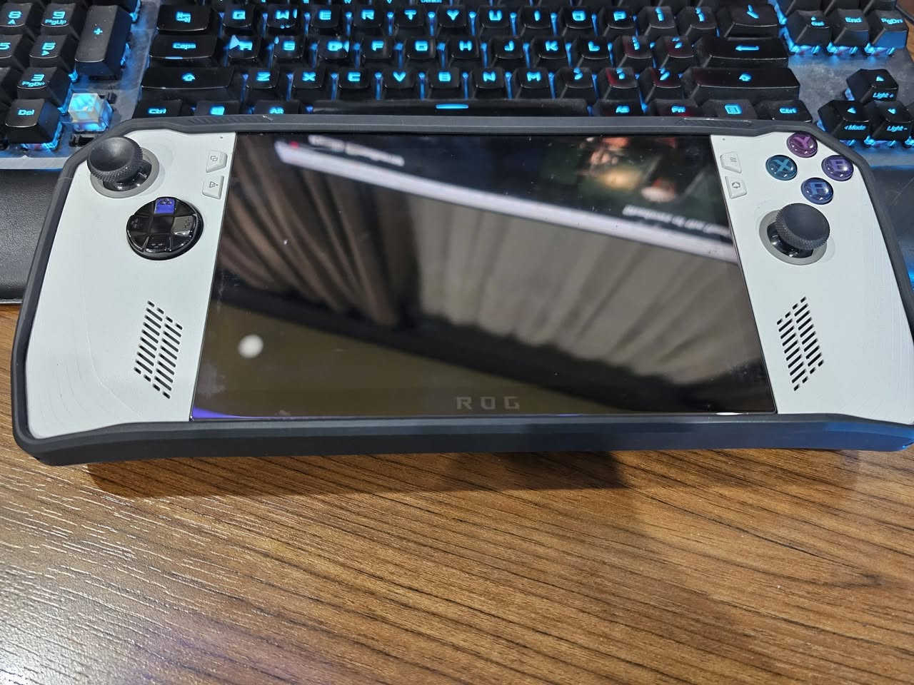 السلام عليكم rog ally z1 extreme 512
نظيف كلش وياه جنطة وكڤر spigen ولزگة شاشة
غراضة كاملة(الشاحنة 100 واط) 
600 الف
***********

شكرا ادمن
