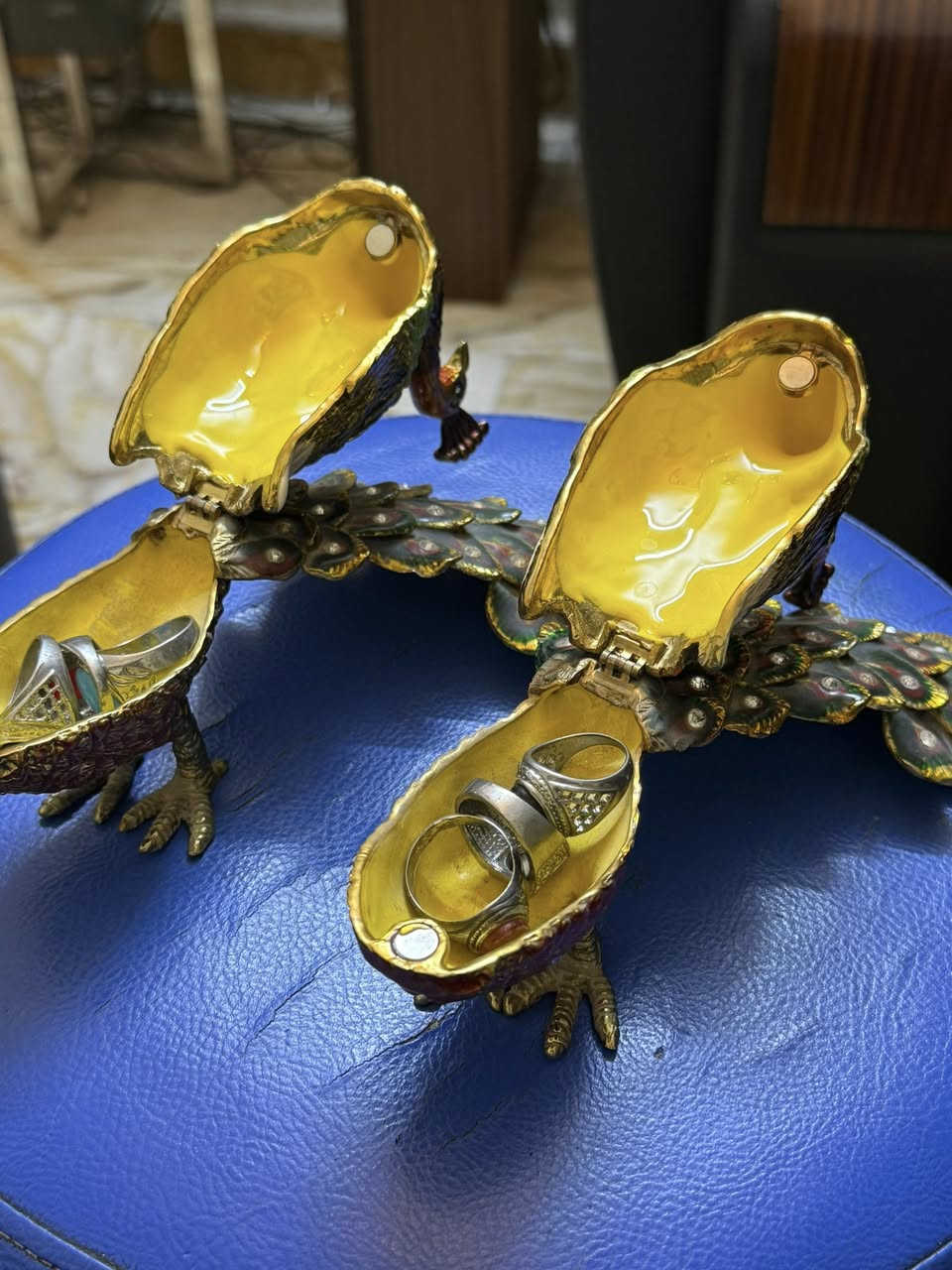 طاووس عدد اثنين نضاف جدا ويصلح ان يكون مكان لحفظ المجوهرات الصغيره السعر ١٢٥مكاني بغداد


**إذا كنت صاحب هذا الإعلان وتريد حذفه لأي سبب، رجاءا أرسل رسالة إلى الدعم الفني**